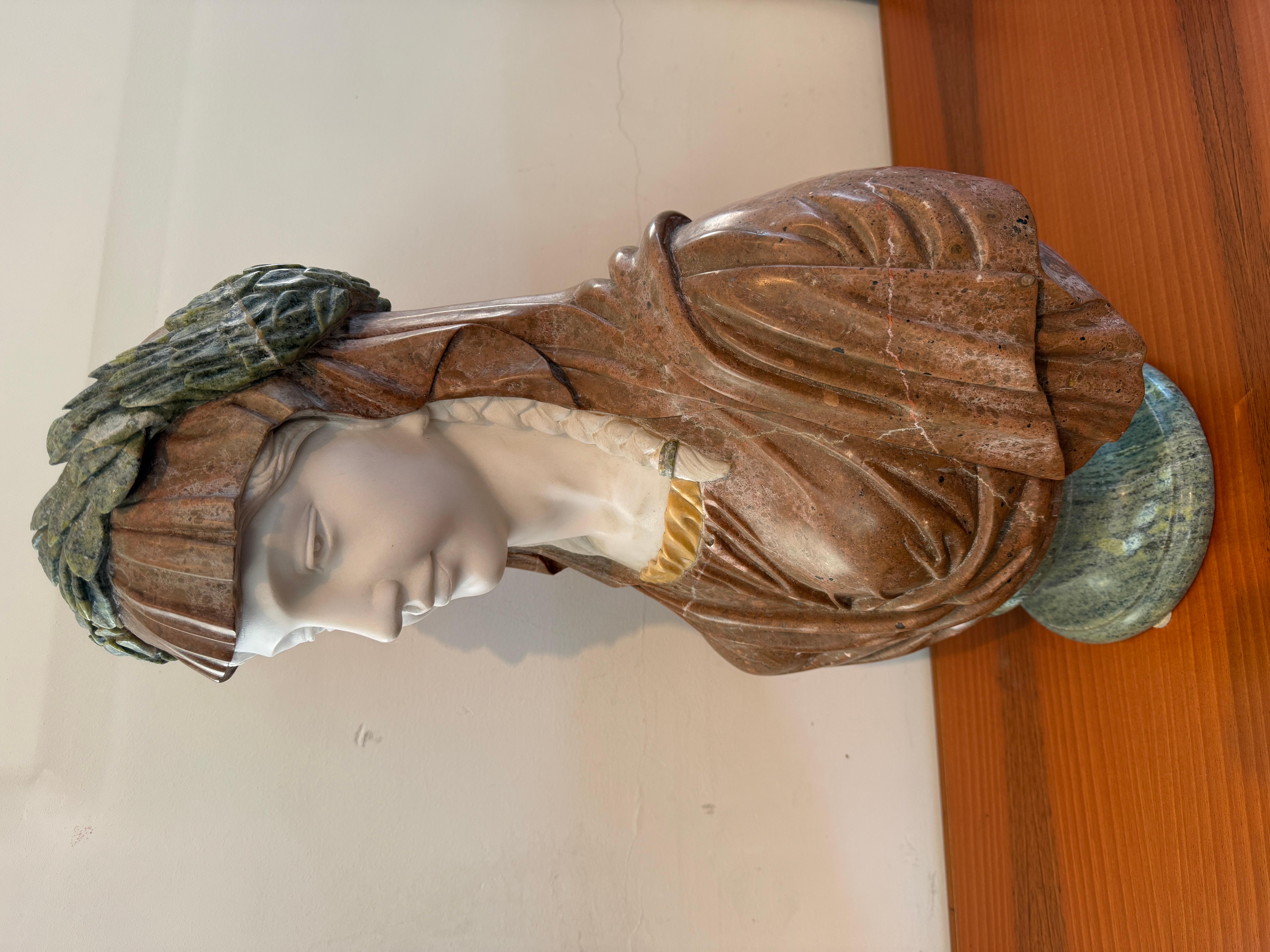 Busto in marmo raffigurante donna religiosa, XX secolo im Angebot 3