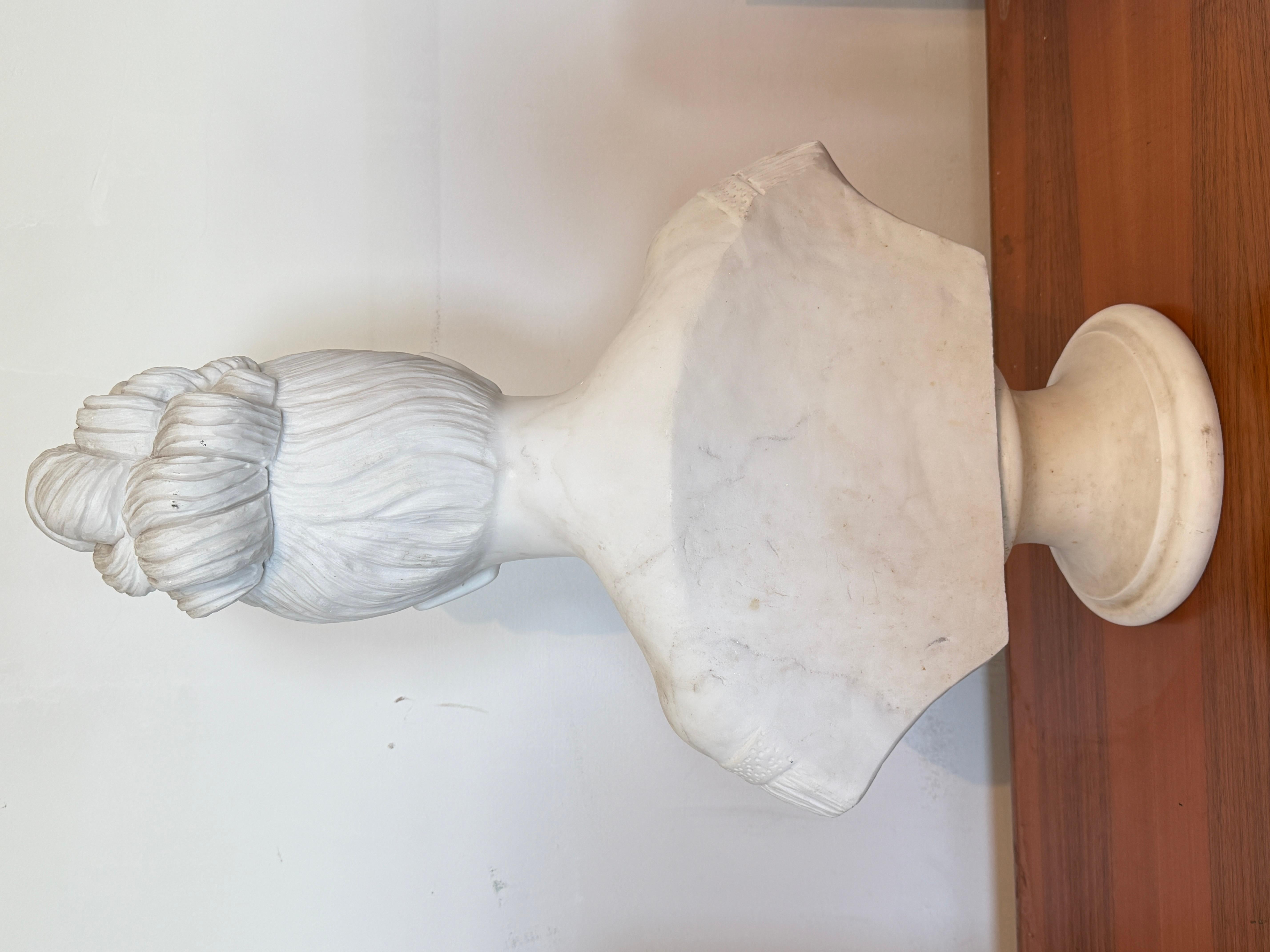Buste en marbre représentant une dame italienne 20e siècle Bon état - En vente à Cantù, IT