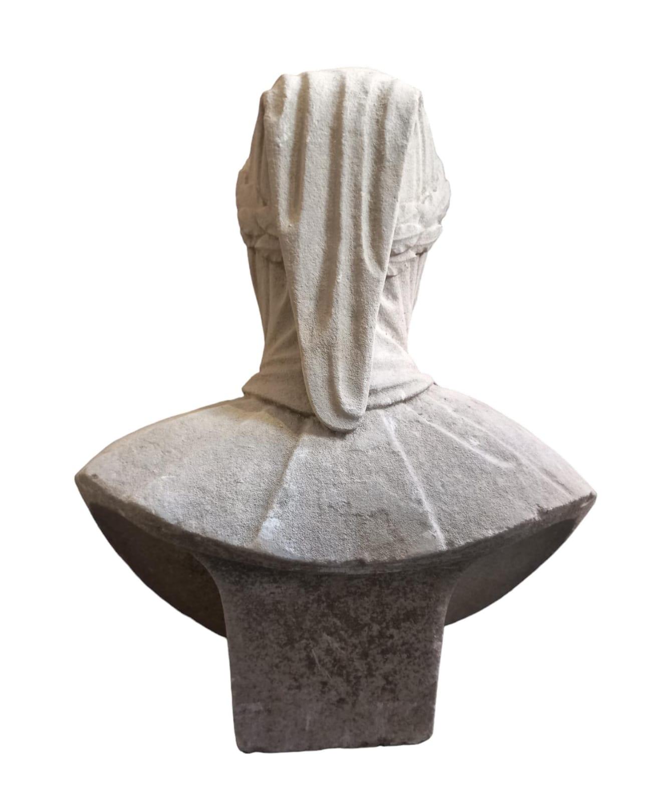 Busto in pietra raffigurante il ritratto del celebre poeta rinascimentale Francesco Petrarca, epoca XIX secolo, altezza 56 cm, dimensioni massime 48x24 cm.
Il busto è probabilmente stato conservato anticamente all'esterno, la pietra è stata usurata