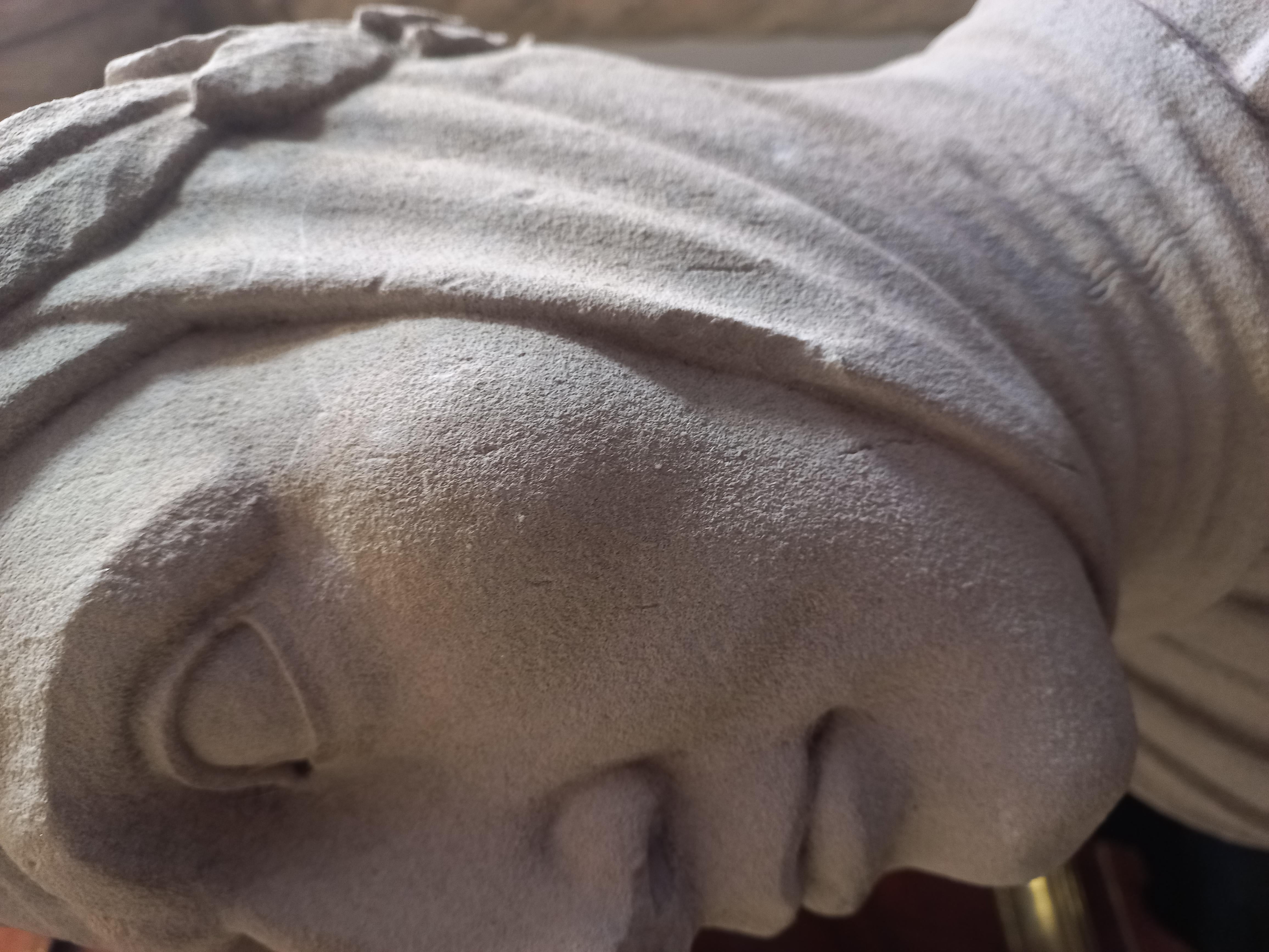 Busto en pietra raffigurante il ritratto di Francesco Petrarca Bon état - En vente à Salò, IT