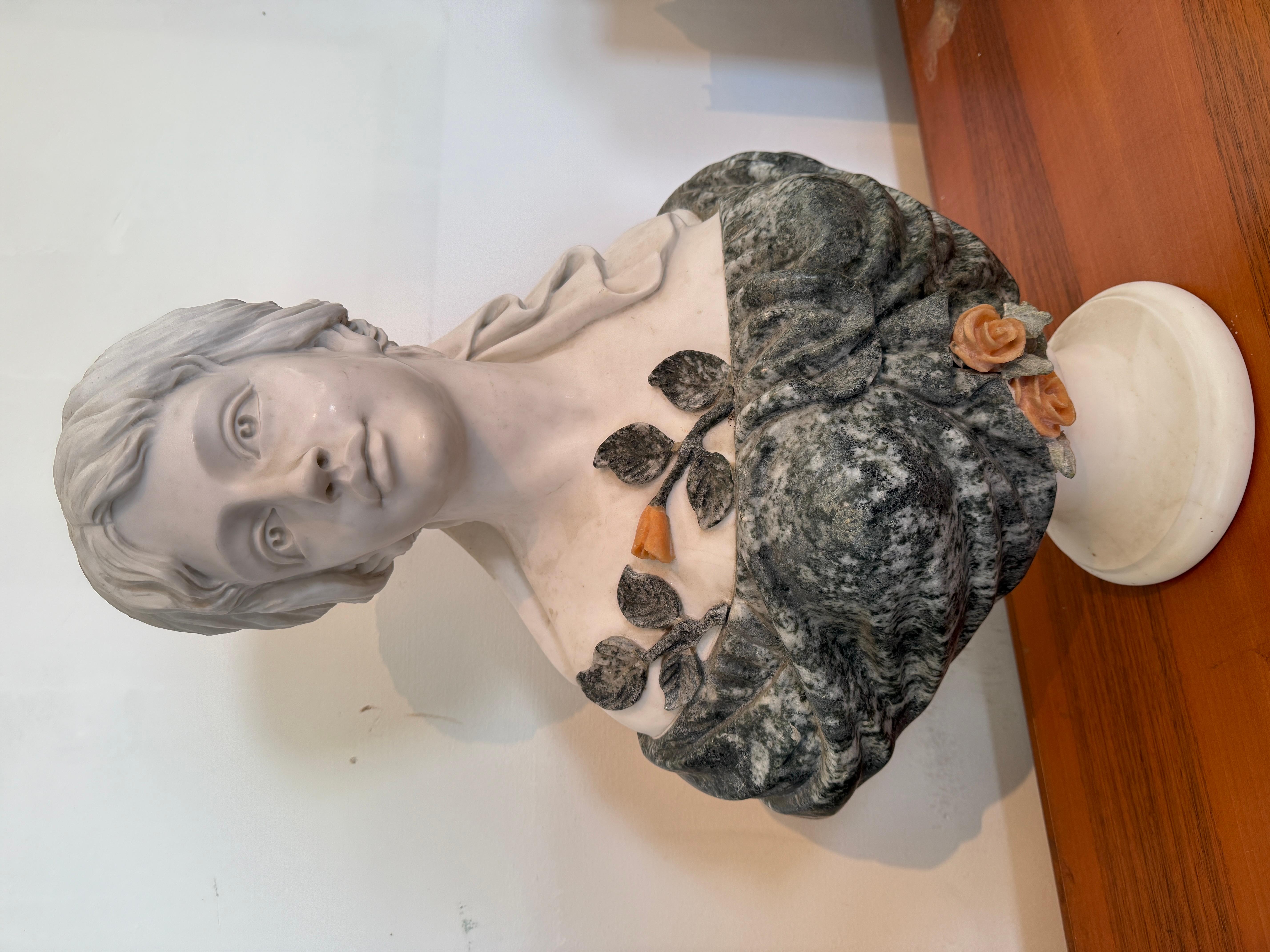 Busto romántico italiano de mujer con rosa de 1970 Hecho a mano en venta
