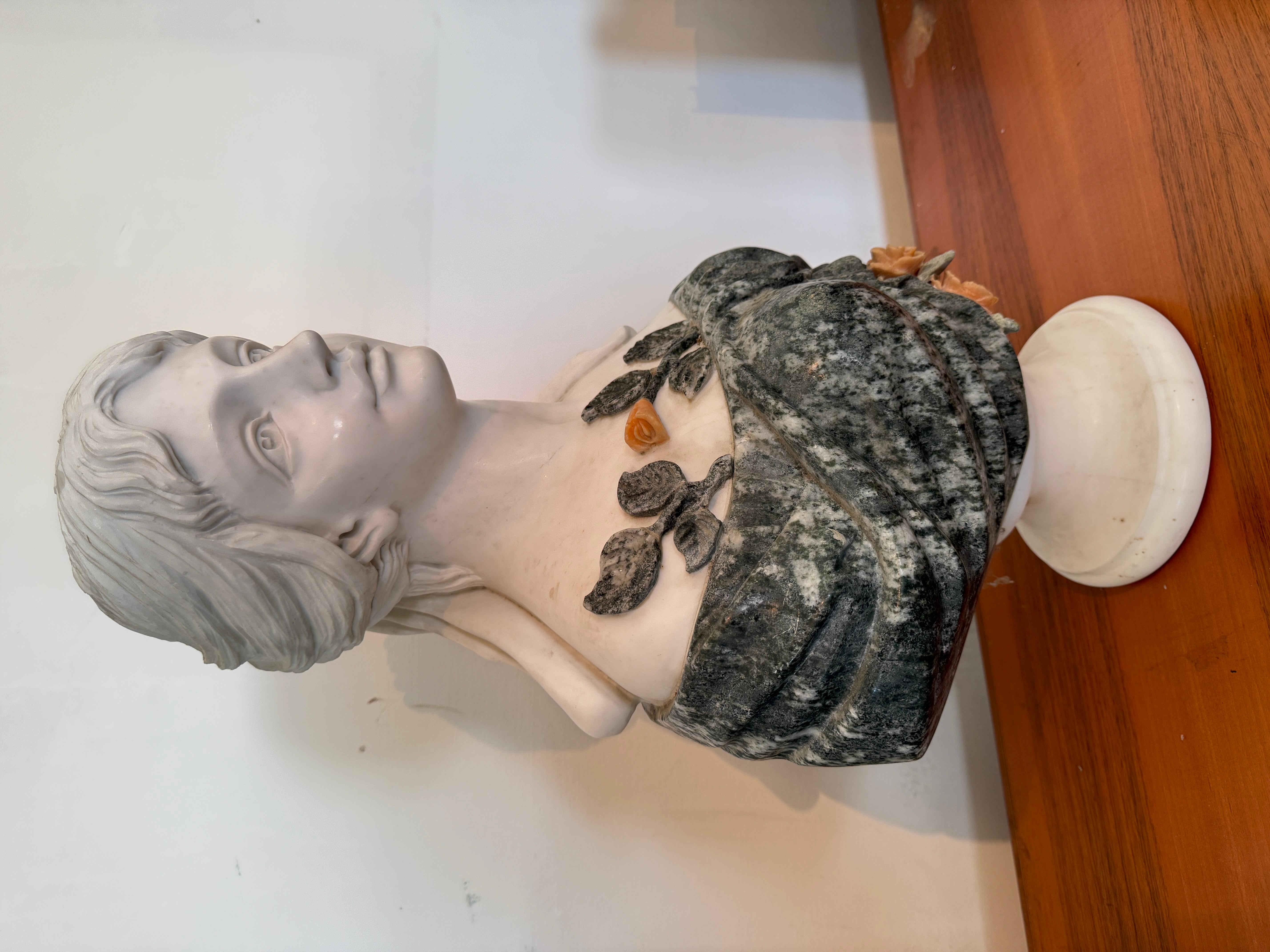 Busto romántico italiano de mujer con rosa de 1970 20th Century en venta