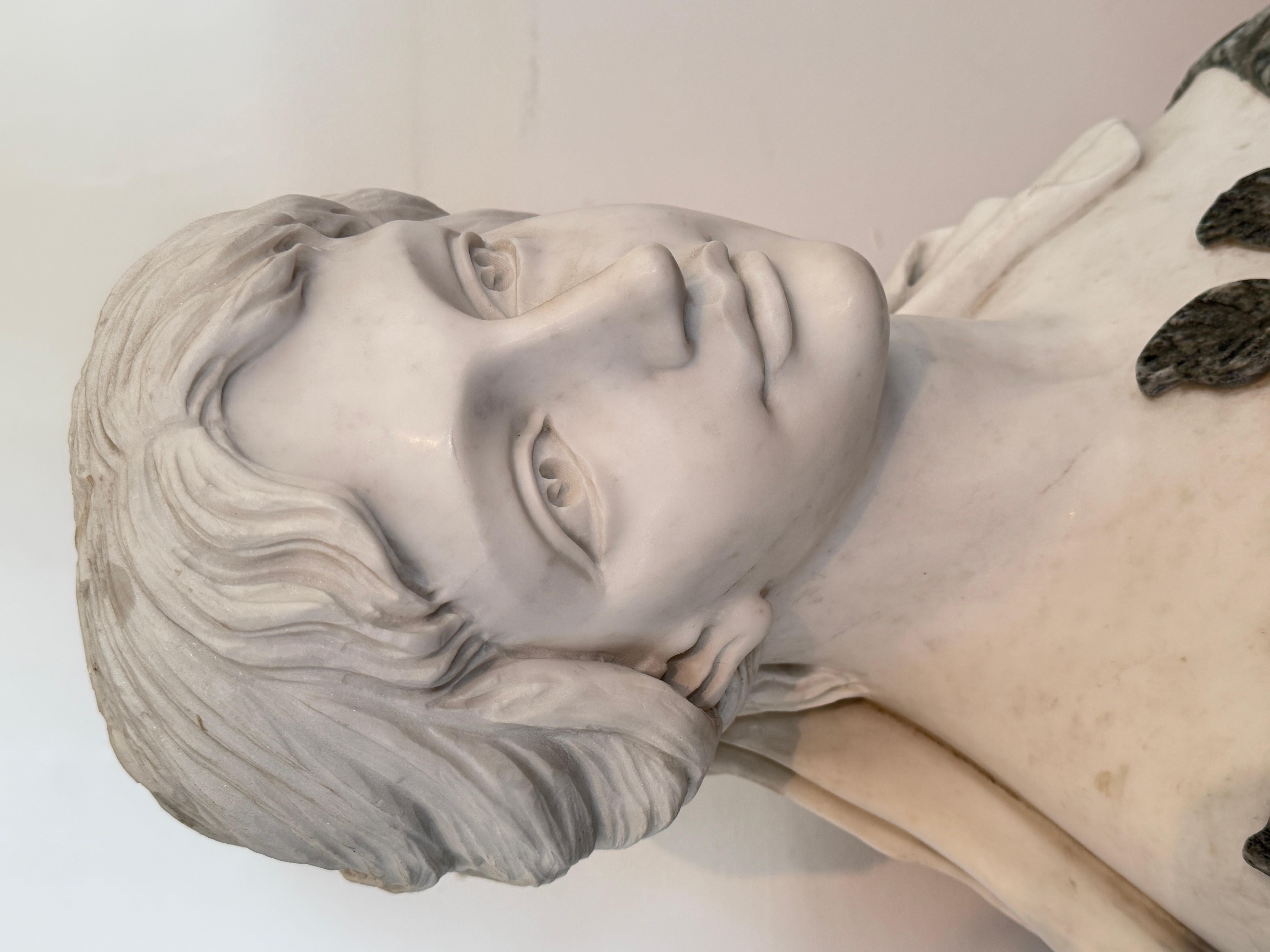Busto romántico italiano de mujer con rosa de 1970 Mármol en venta