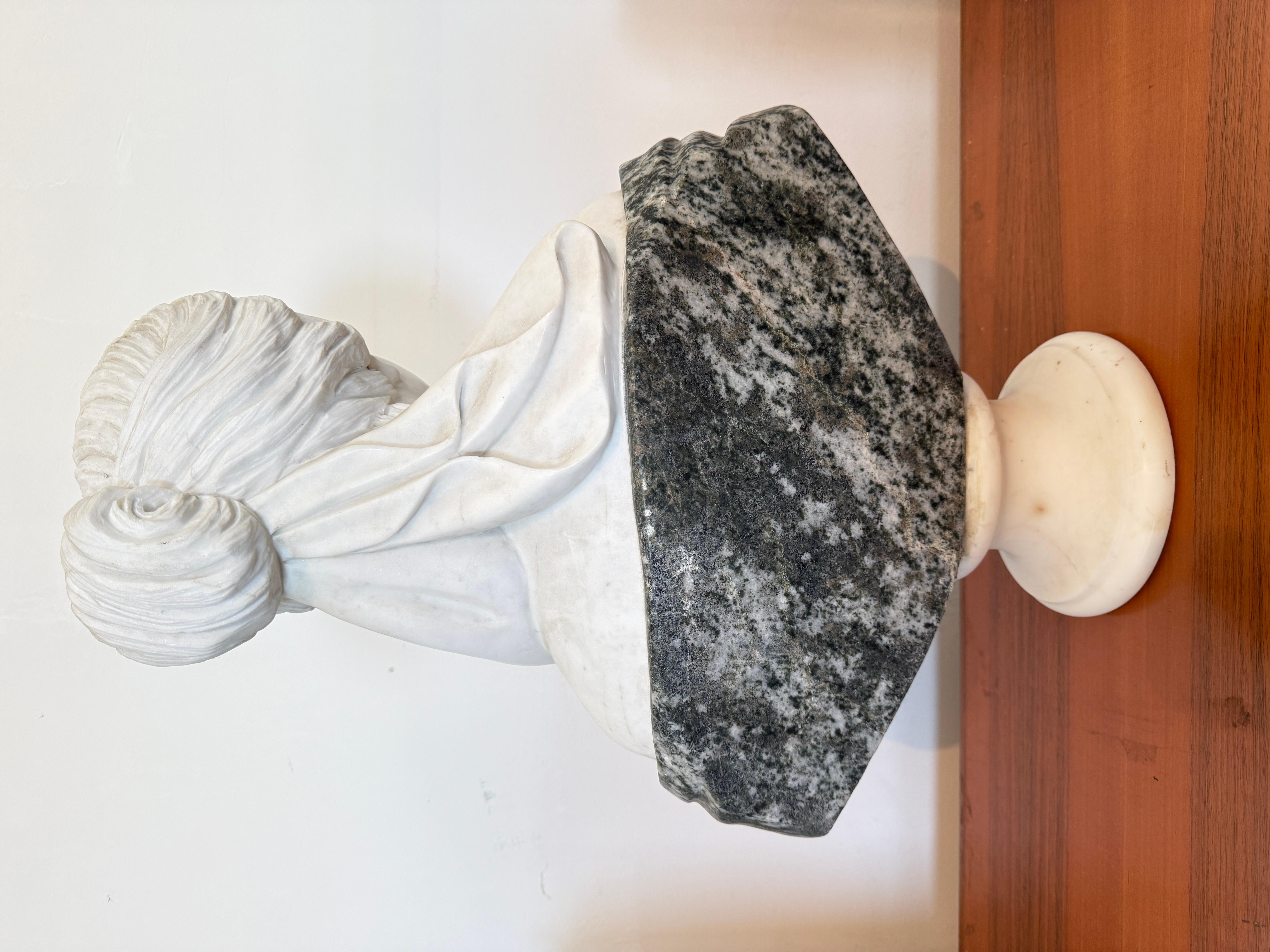 Busto romántico italiano de mujer con rosa de 1970 en venta 1