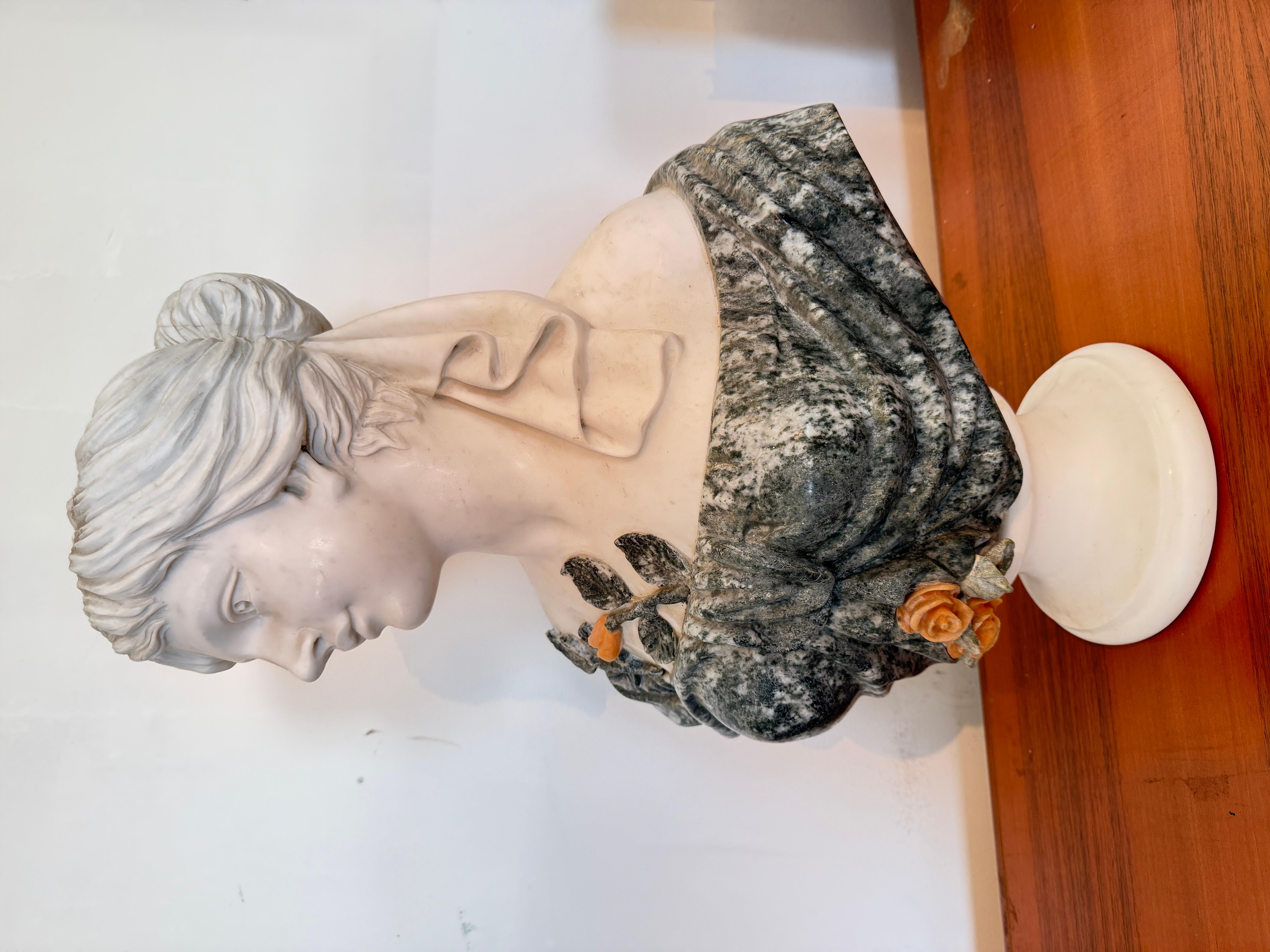 Busto romántico italiano de mujer con rosa de 1970 en venta 2