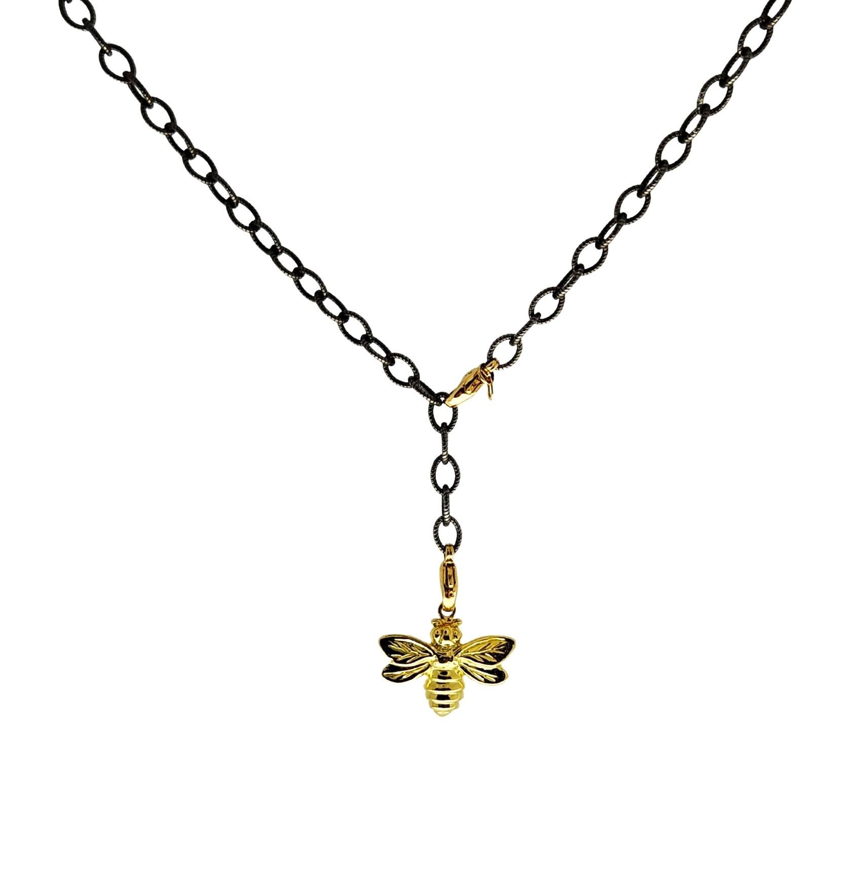 Modern Busy Bee Lariat Necklace in 18K Gold on an Oxidized Silver Chain with Lobsters For Sale