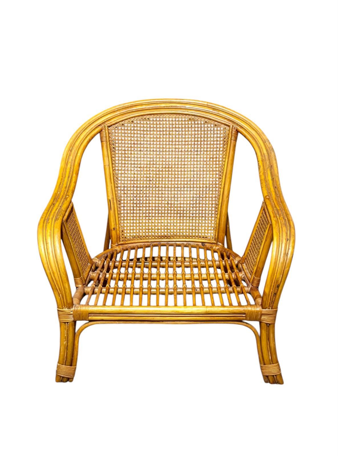 Butaca francesa Circa 1.950, realizada en bambú y ratán, de estilo bohemio y con un maravilloso color caramelo.