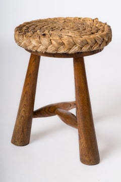 Taburete trípode butalista de roble y junco de Audoux Minnet - Francia Años 60