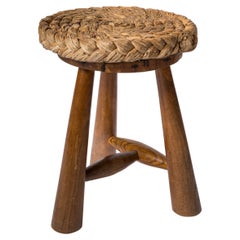Taburete trípode butalista de roble y junco de Audoux Minnet - Francia Años 60