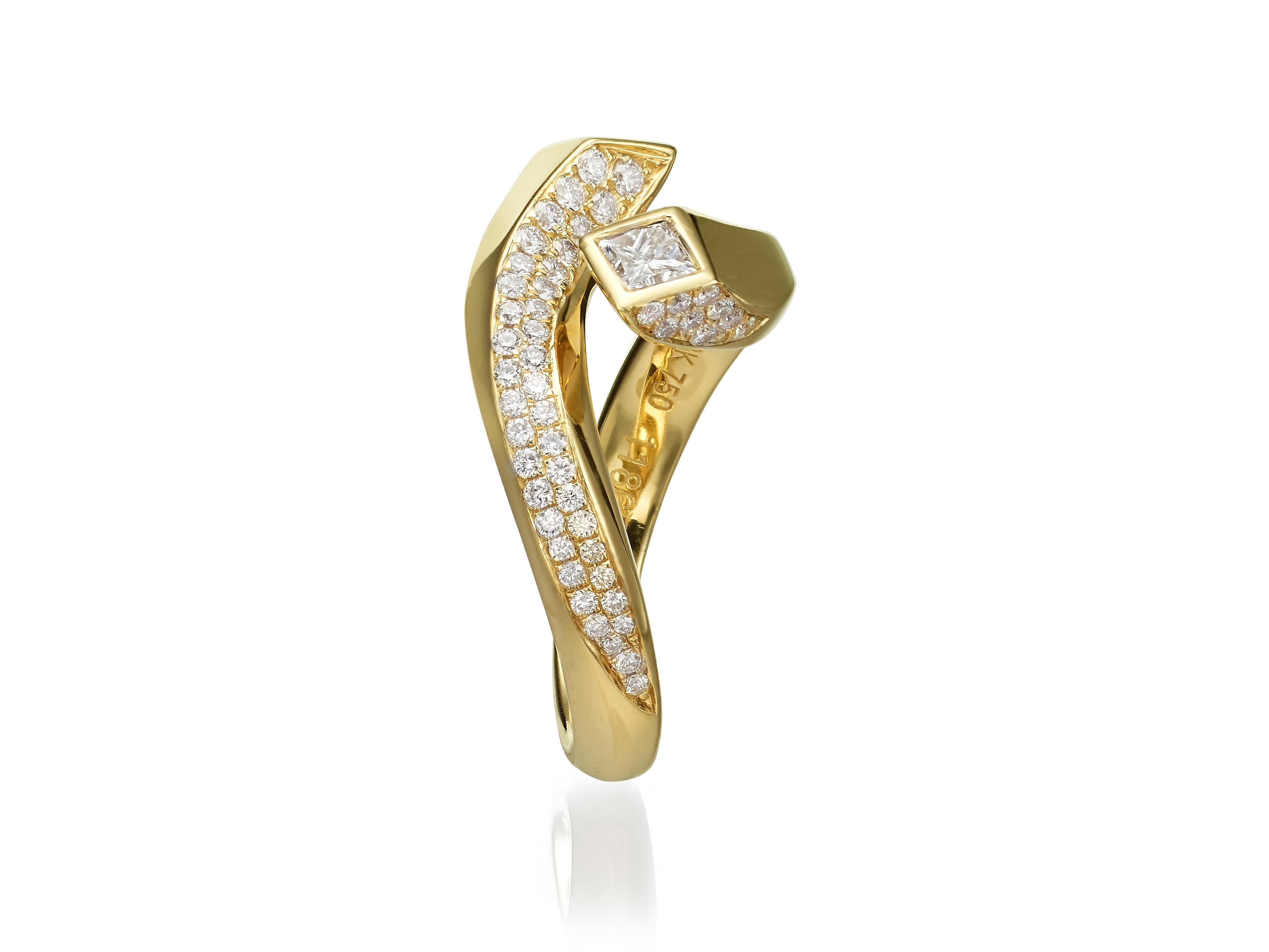 0.99 Carat Princess Cut Diamond 18 Karat Yellow Gold Engagement Ring In New Condition In Hong Kong, Kowloon