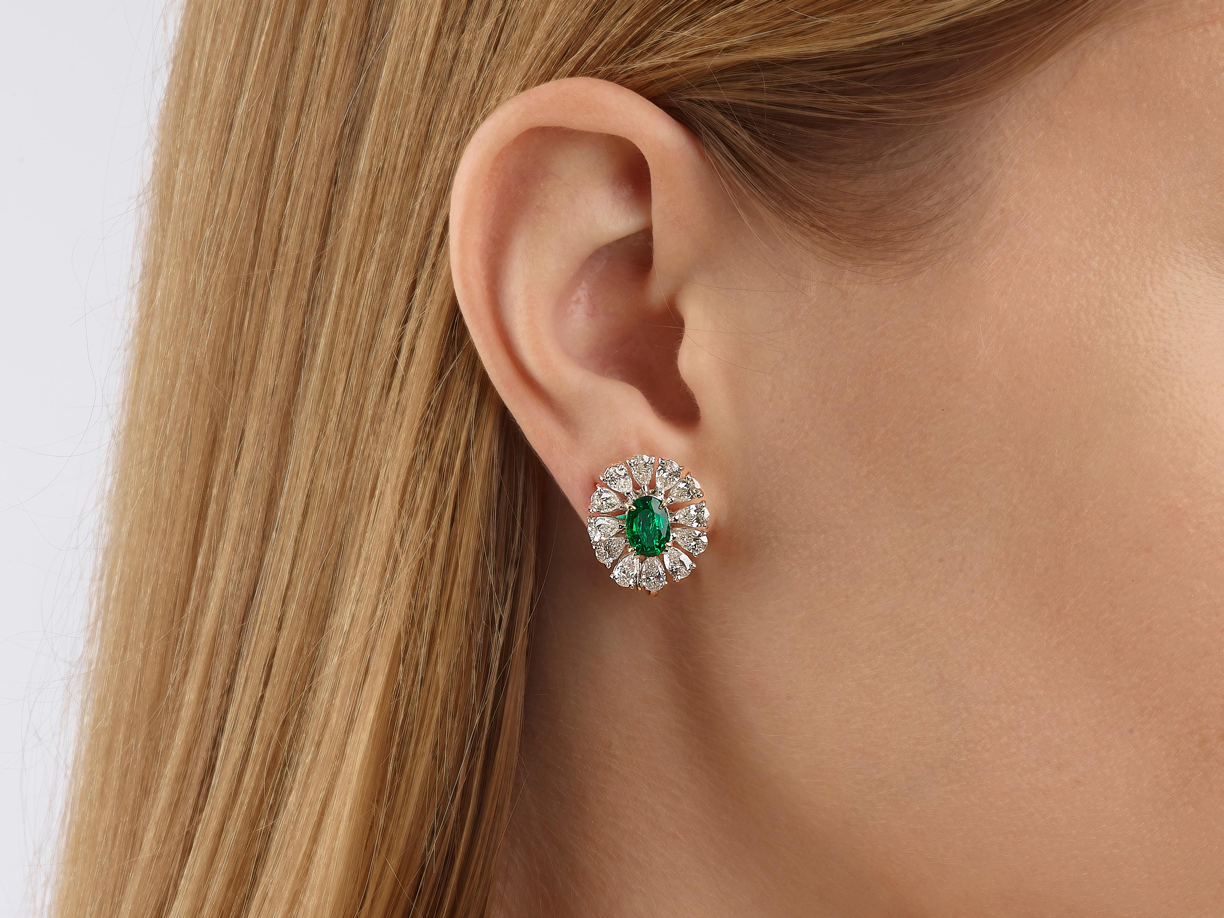 2.51 Carat Oval Emerald Pear-Shape Diamond 18 Karat White Gold Stud Earrings In New Condition In Hong Kong, Kowloon