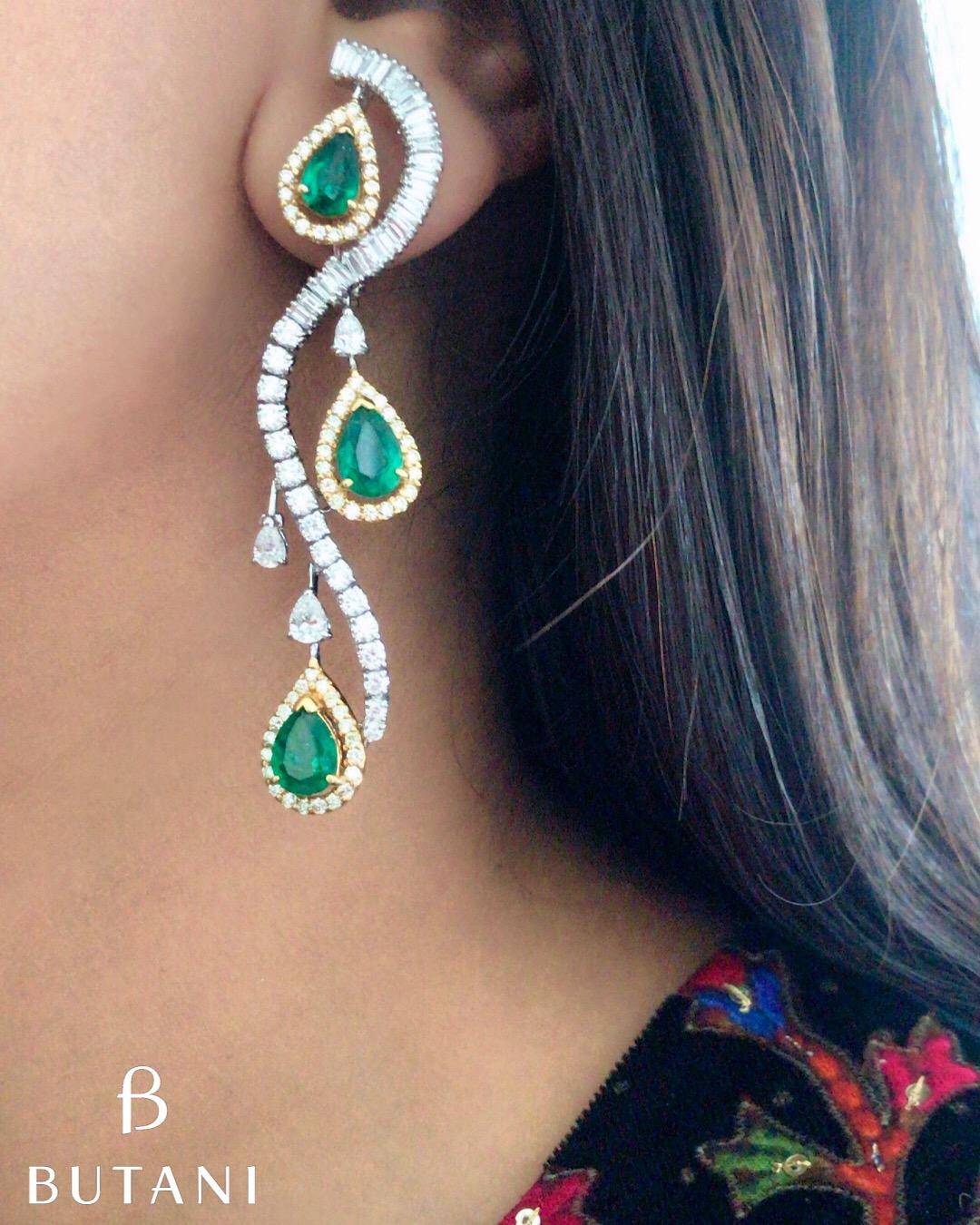 Women's or Men's Pear Emerald Diamond 18 Karat Yellow and White Gold Chandelier Earrings