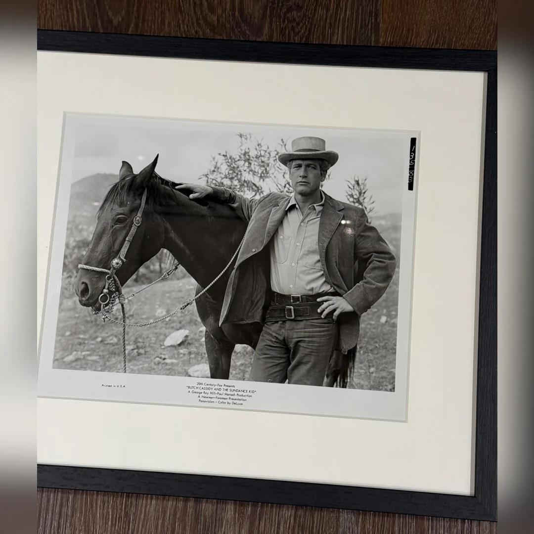 Butch Cassidy And The Sundance Kid (1969) - FRAMED
Foto Standbild (8 X 10 Zoll)

Original 1969 20th Century Fox s/w Werbung/Foto still #135/83.  

Wunderbar (c/u von Paul Newman, der neben seinem Pferd steht!). Ein ikonisches