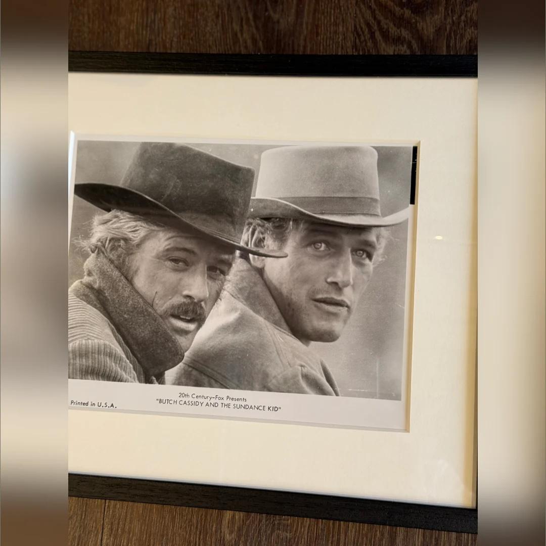 Butch Cassidy And The Sundance Kid (1969) - FRAMED
Foto Standbild (8 X 10 Zoll)

Original 1969 20th Century Fox s/w-Werbung/Standfoto.

Paul Newman und Robert Redford brillieren in Butch Cassidy und Sundance Kid, einem der besten Western aller