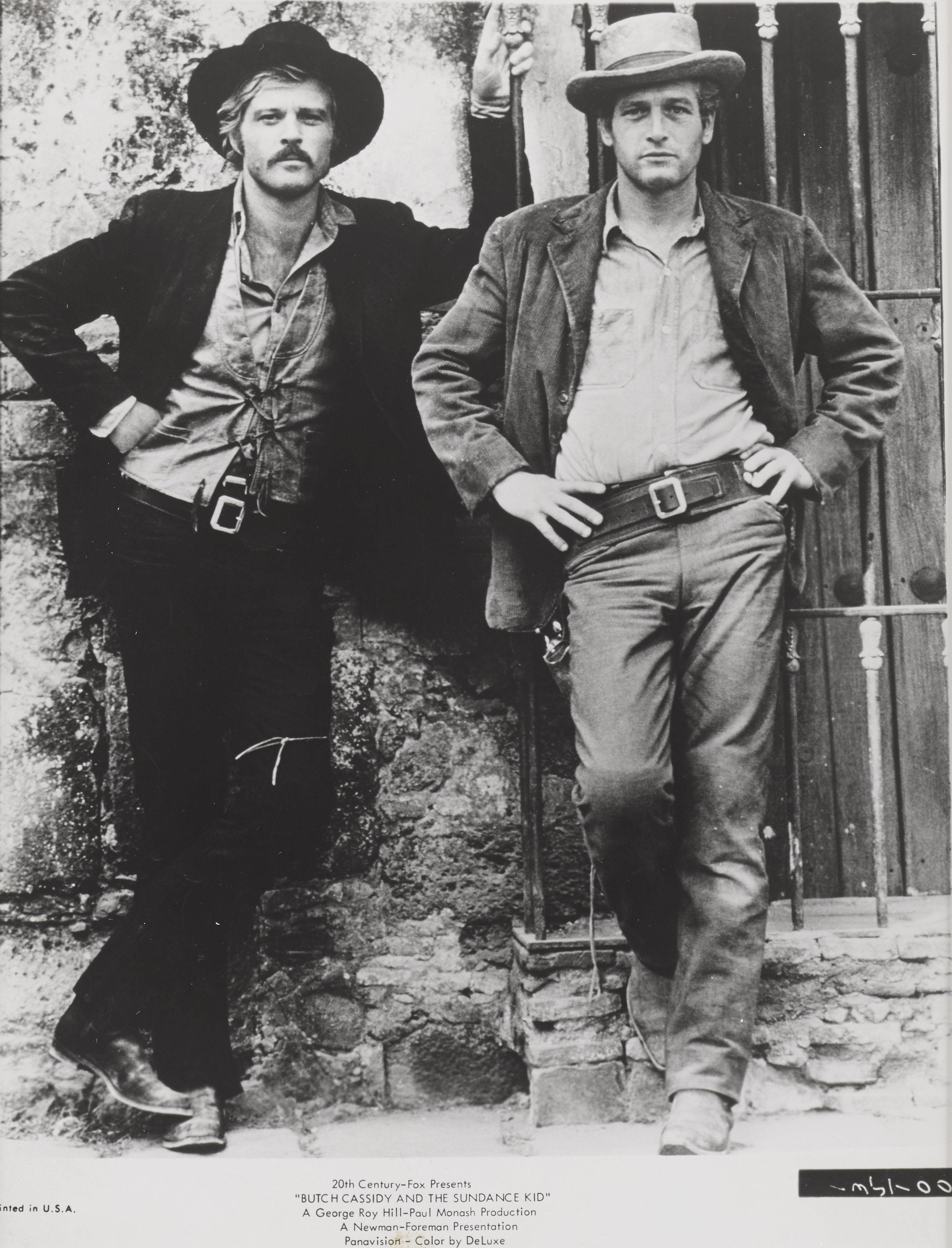 Image originale de la production du western classique de 1969 avec Paul Newman, Robert Redford et Katherine Ross. Ce film a été réalisé par George Roy Hill. Cette œuvre est encadrée dans un cadre en bois de Sapele avec des supports en carton sans