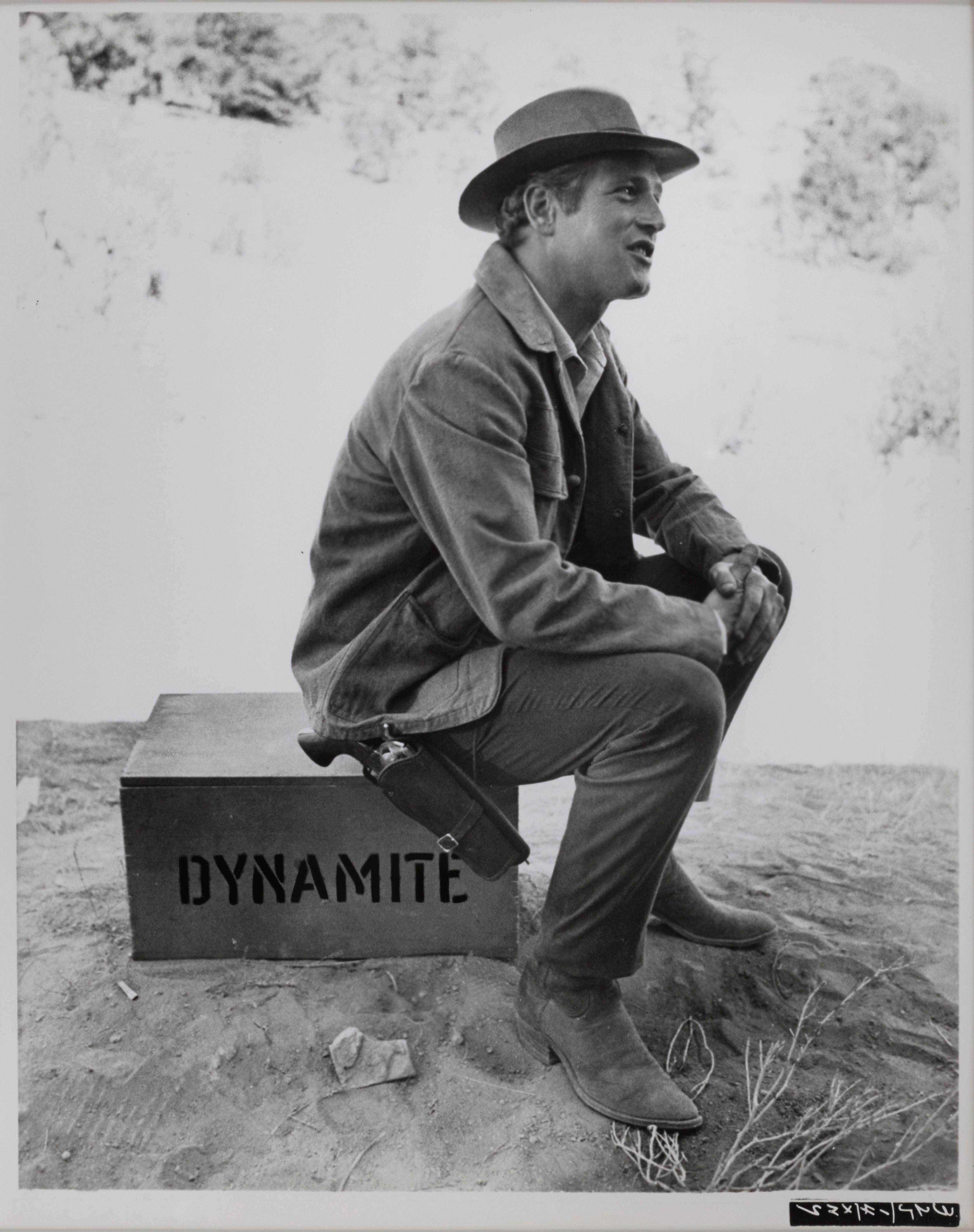 Fotograma original de producción del western clásico de 1969 protagonizado por Paul Newman, Robert Redford y Katherine Ross. Esta película fue dirigida por George Roy Hill. Esta pieza está enmarcada en un marco de madera de sapeli con monturas de