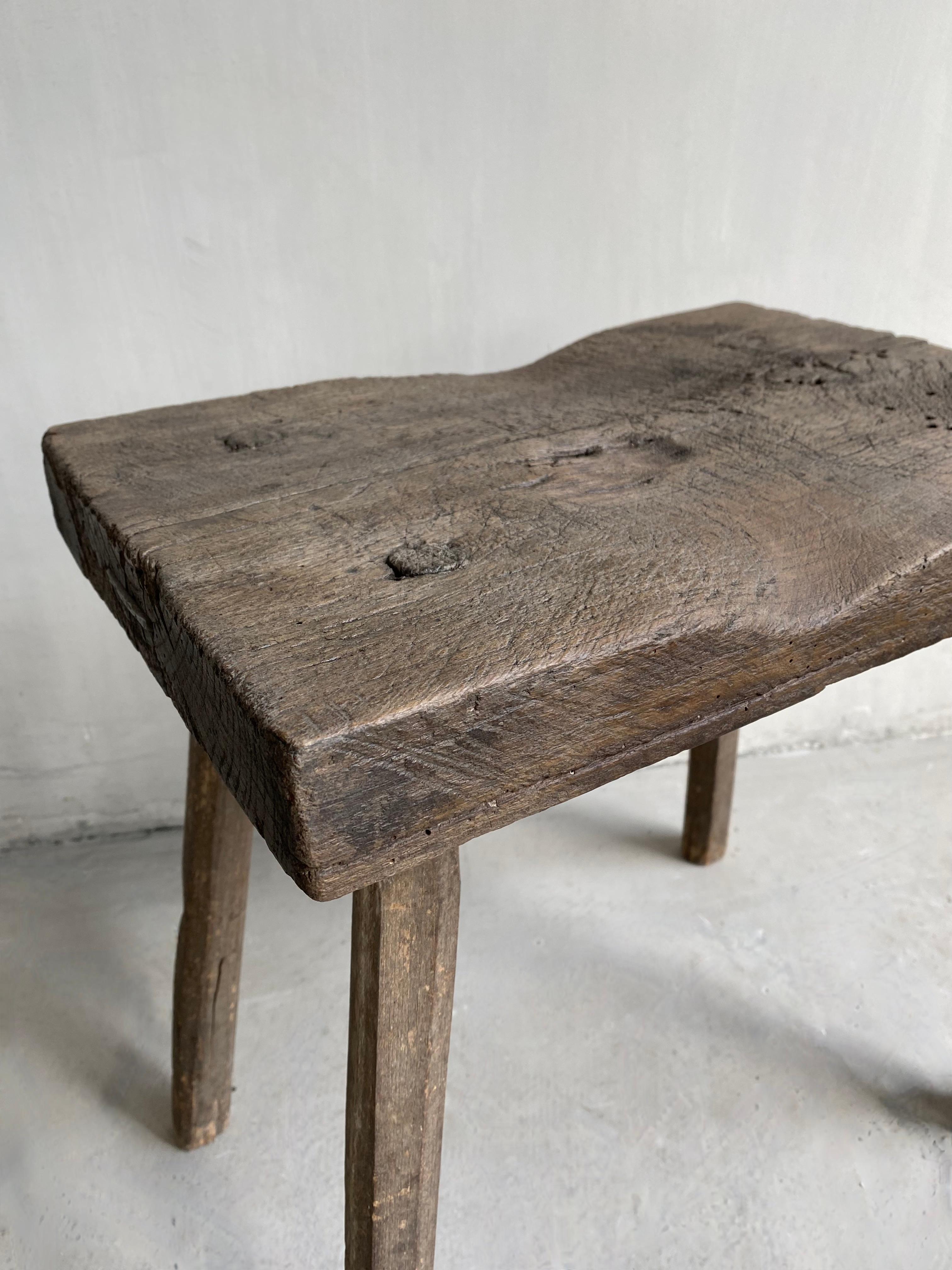 Minimalist and authentic French side table.
Beautiful patina from years of use as a butcher's block.
Grayed naturally.

 