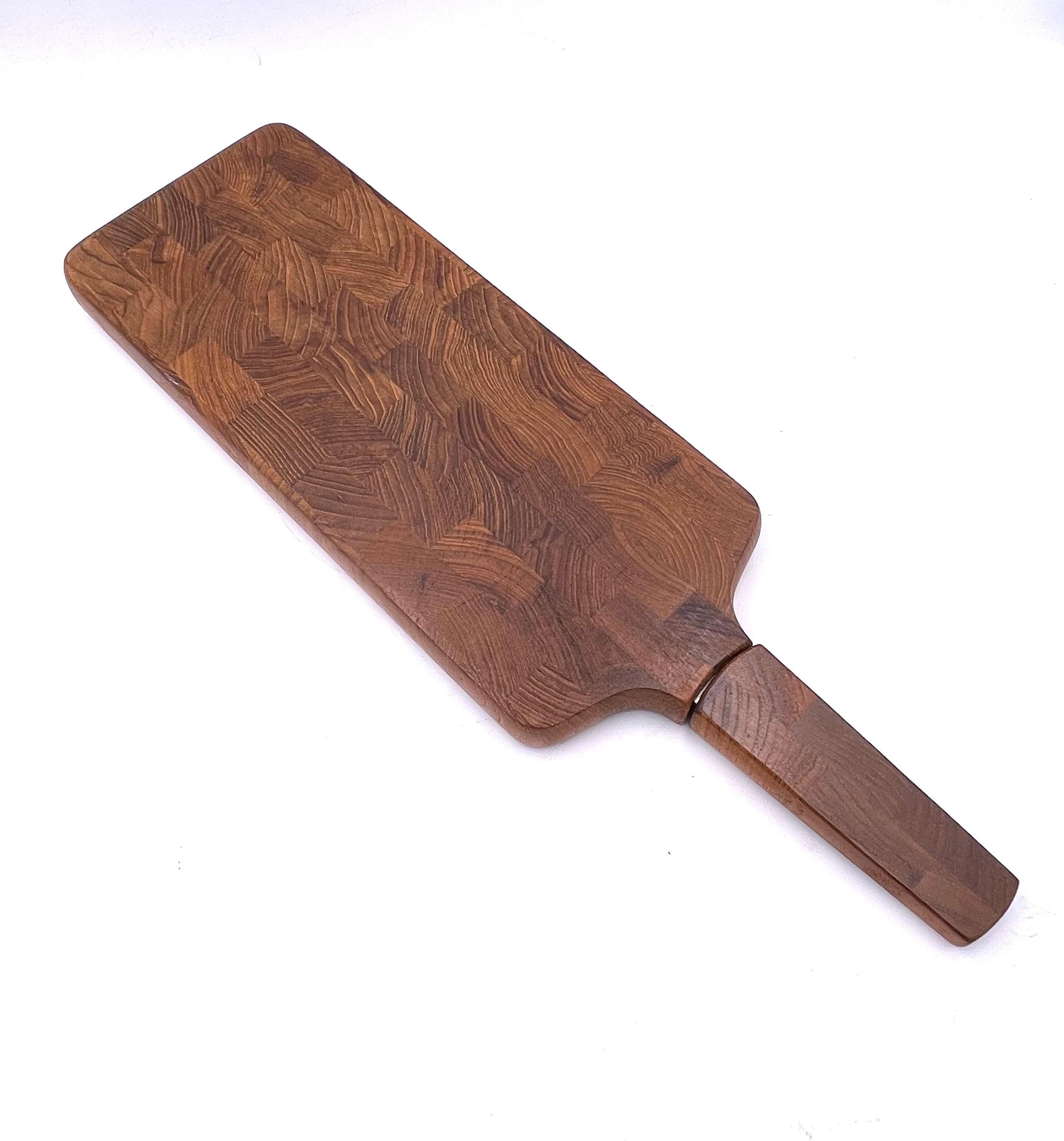 Simple design versatile and practical portable Dansk cheese and crackers butcherblock tray, in solid teak with a knife, circa 1980s. The knife hides inside the tray. Early production.