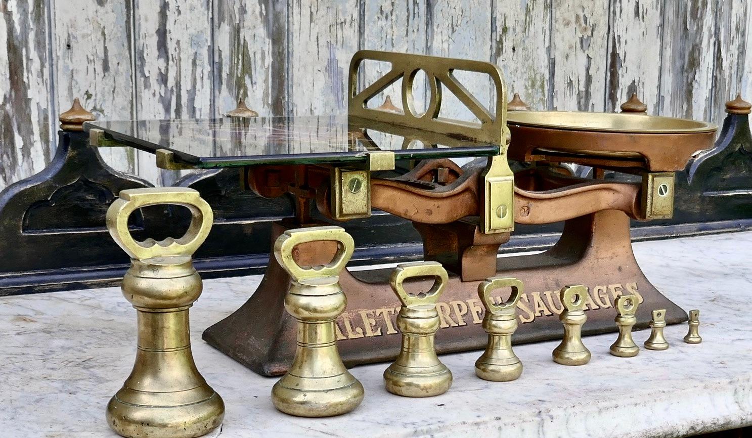 Butchers Balance Scales, Advertising Palethorpes’ Sausages 

Palethorpes’ Sausage Scales with Brass Bell Weights
The scale has a brass weight plate on one side and a square ceramic platter on the other, showing the classic Palethorpes’ Royal