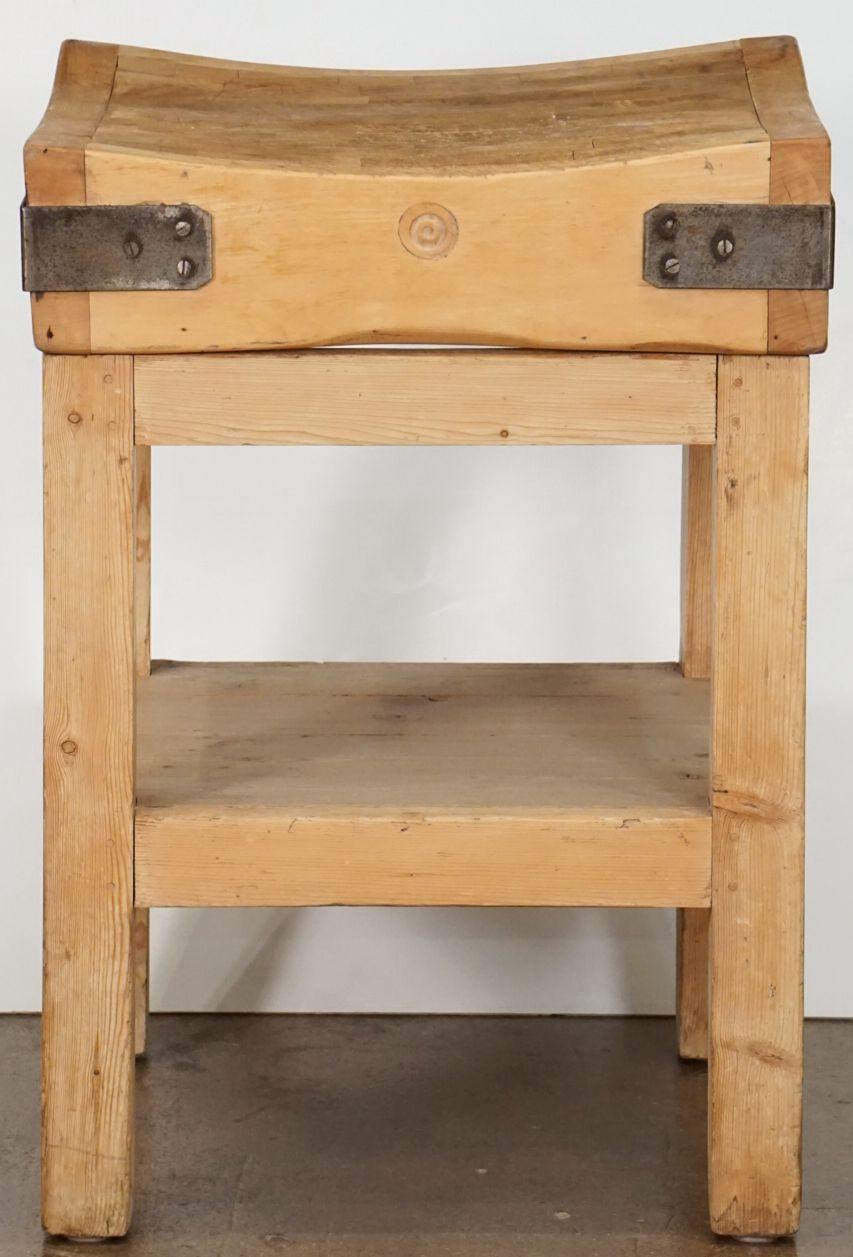 Mesa de tajo de carnicero sobre soporte de Inglaterra Metal en venta