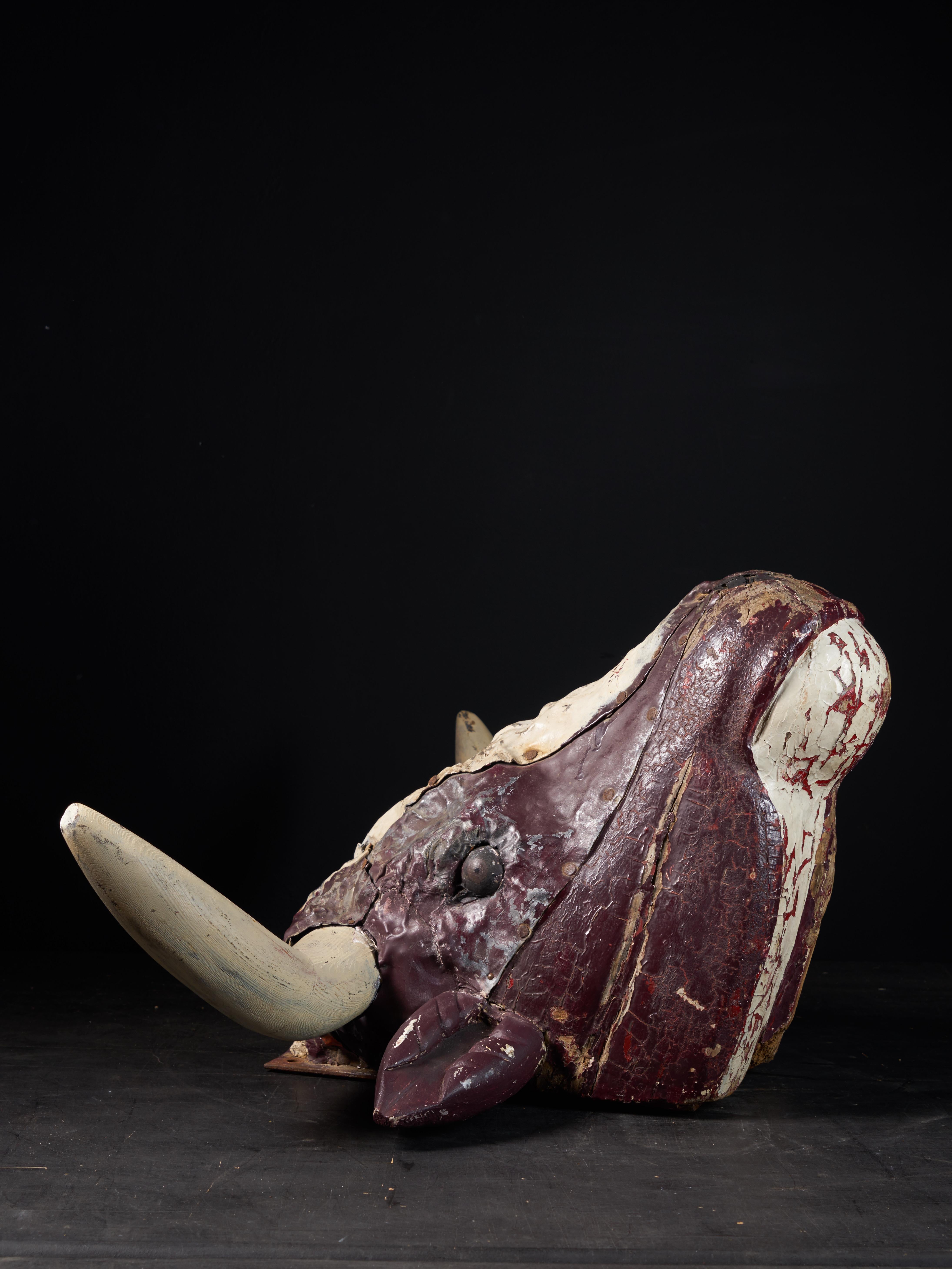 Ancienne tête de bœuf en bois français, utilisée comme enseigne extérieure d'une boucherie. Les cornes, le dessous du menton et le milieu de la tête sont peints en blanc ivoire et le reste de la tête du taureau est recouvert d'une couleur