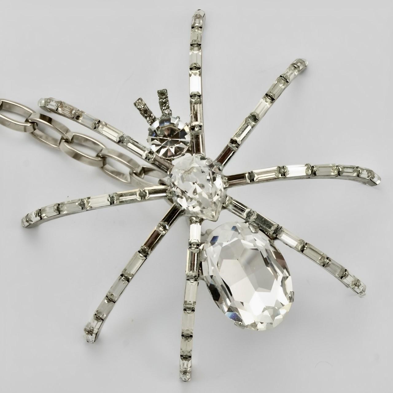 
Butler and Wilson merveilleuse ceinture en chaîne araignée en argent et cristal. L'araignée a des baguettes pour les pattes et des cristaux ronds, ovales et en forme de goutte d'eau pour le corps, ils sont sertis. La chaîne se règle à l'aide d'un