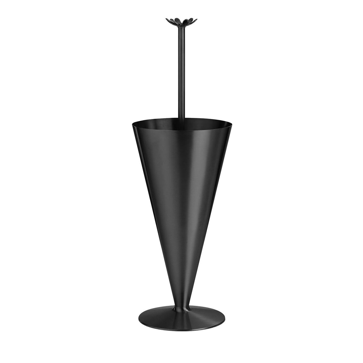 Functionality meets femininity in this elegant black brass umbrella stand reinterpreting the classic shape of an umbrella in an exquisitely contemporary key. The distinguishing detail is the flower-shaped handle enriching an otherwise minimalist
