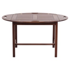 Table basse Butler en acajou poli avec des ferrures en laiton, datant des années 1940