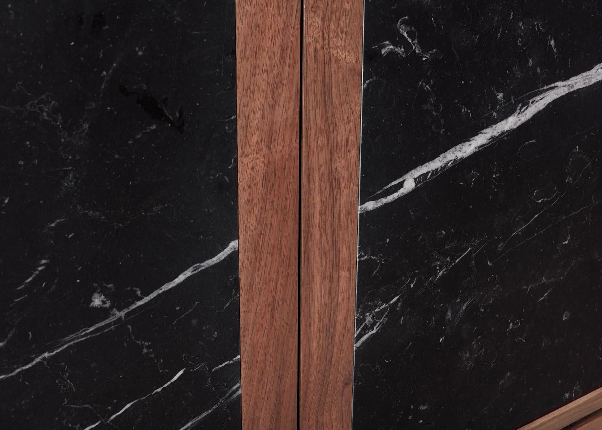 Butler Sideboard aus Nussbaumholz  Carrara-Marmor - 240 cm im Angebot 3
