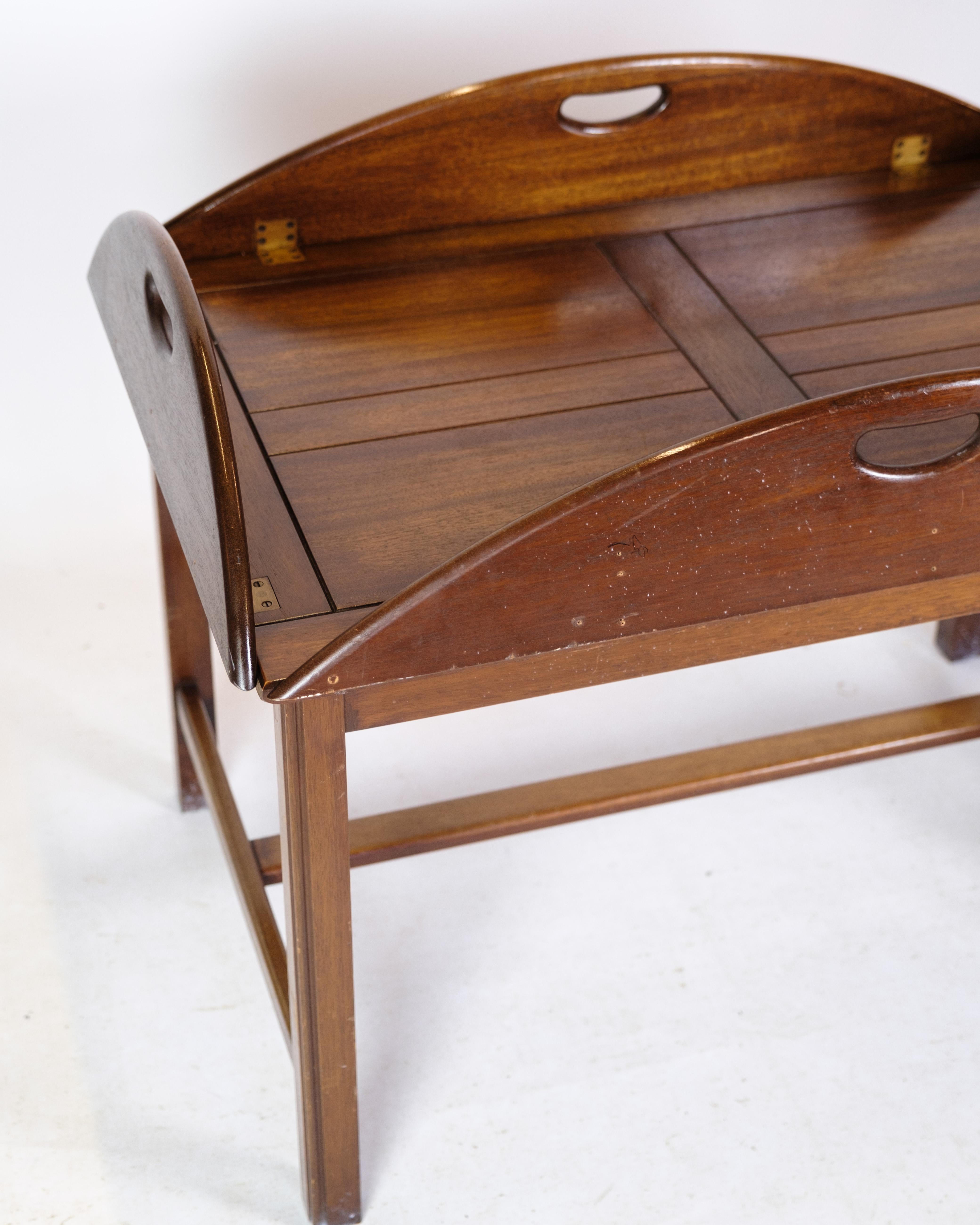 Butler table in mahogany of Danish design with brass fittings from around the 1950s.
Dimensions in cm: H: 55 W: 120 D: 88