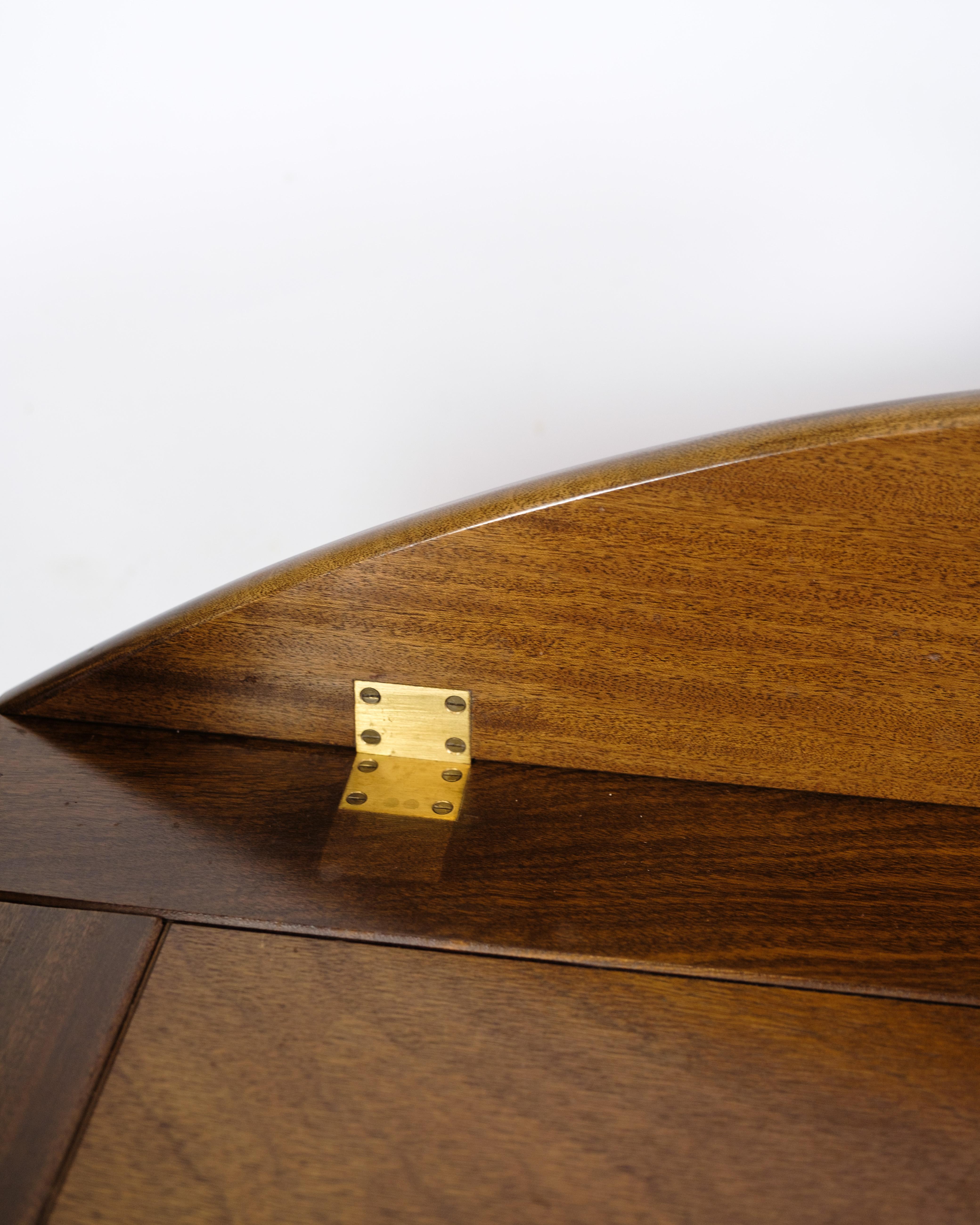 Butler's table made of mahogany from the 1960s. The table is made of solid mahogany, which gives it a warm glow and durability. Butler's tables were popular during this period because of their versatility - they can easily be used as a serving table
