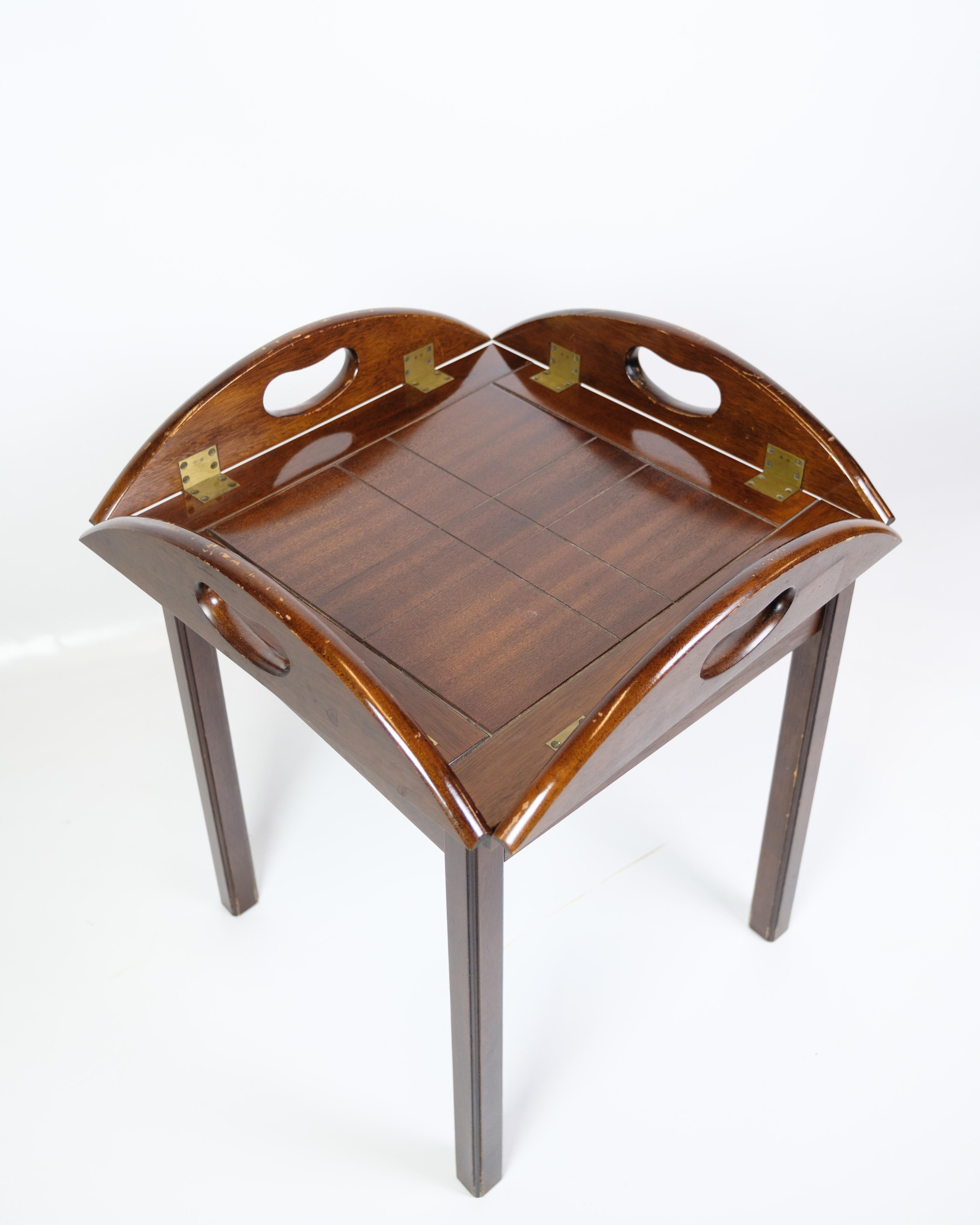 Butler-Tisch aus Mahagoniholz aus den 1960er Jahren. Der Tisch ist aus massivem Mahagoniholz gefertigt, das ihm eine warme Ausstrahlung und Langlebigkeit verleiht. Butler's Tables waren in dieser Zeit wegen ihrer Vielseitigkeit beliebt - sie können