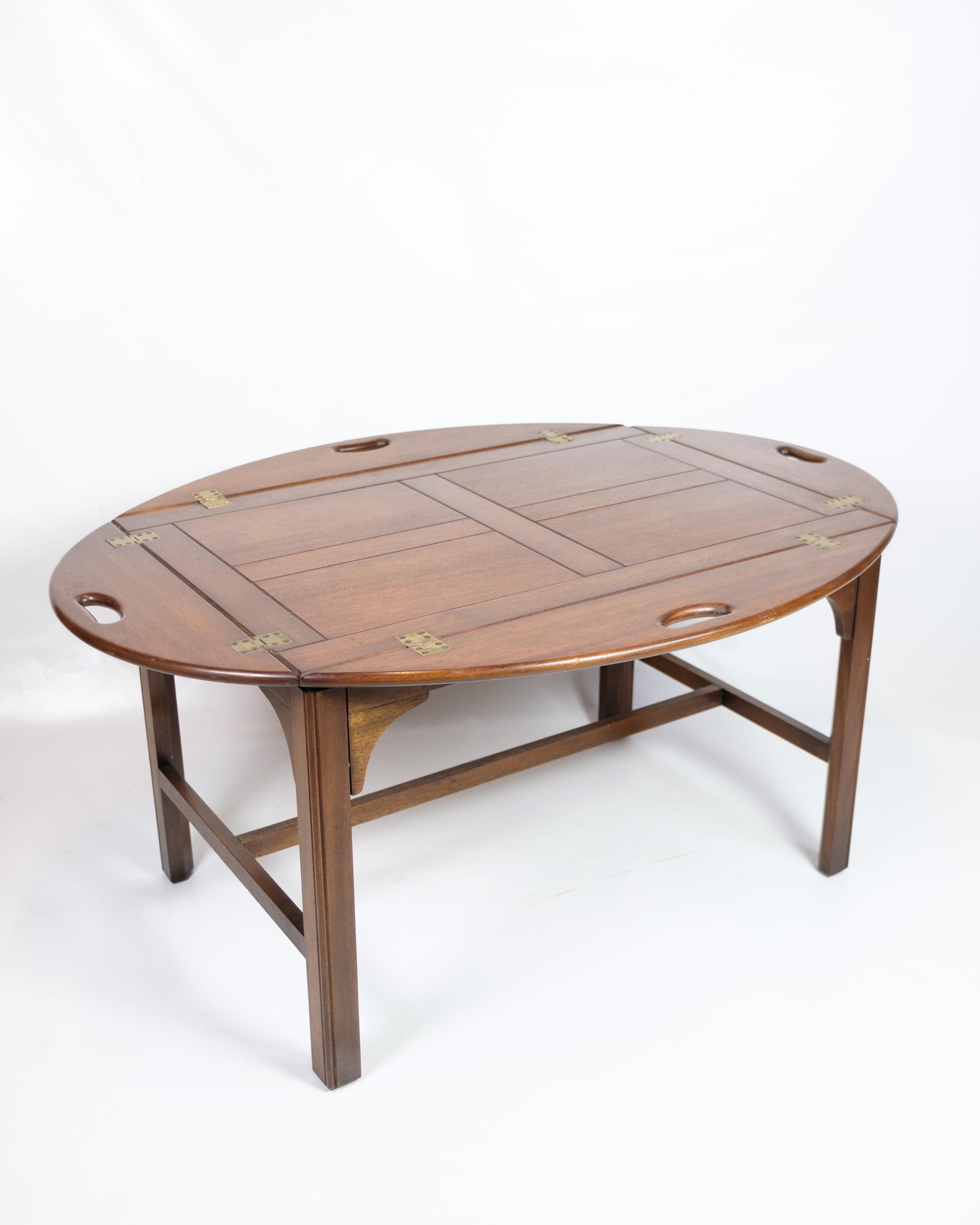 Butler-Tisch aus Mahagoniholz aus den 1960er Jahren. Der Tisch ist aus massivem Mahagoniholz gefertigt, das ihm eine warme Ausstrahlung und Langlebigkeit verleiht. Butler's Tables waren in dieser Zeit wegen ihrer Vielseitigkeit beliebt - sie können
