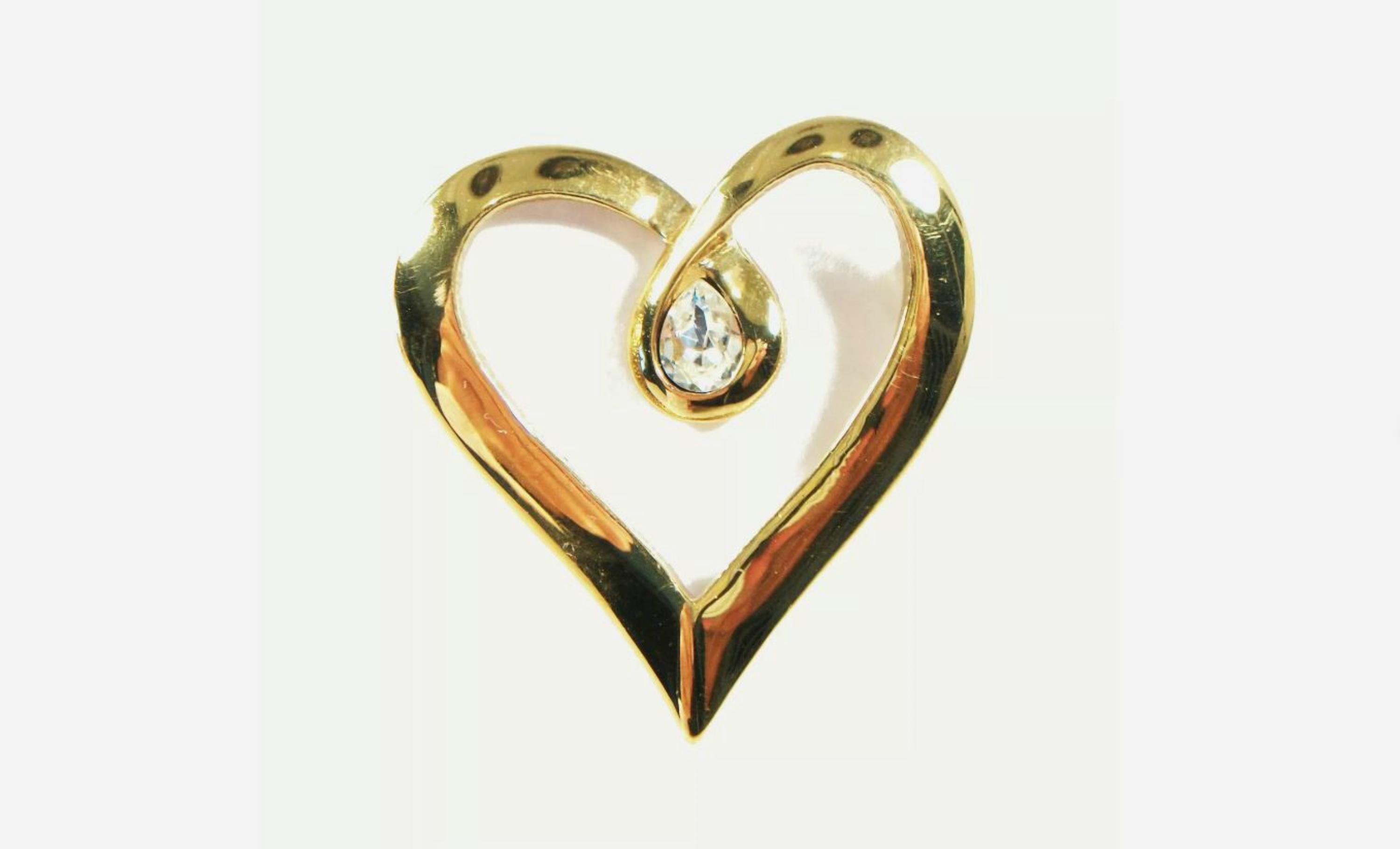 BUTLER - Goldfarbene Herzbrosche im Vintage-Stil - besetzt mit einem einzelnen birnenförmigen Strassstein - Scharniernadel auf der Rückseite - signiert - um 1980.

Ausgezeichneter Vintage-Zustand - kein Verlust - keine Beschädigungen - keine