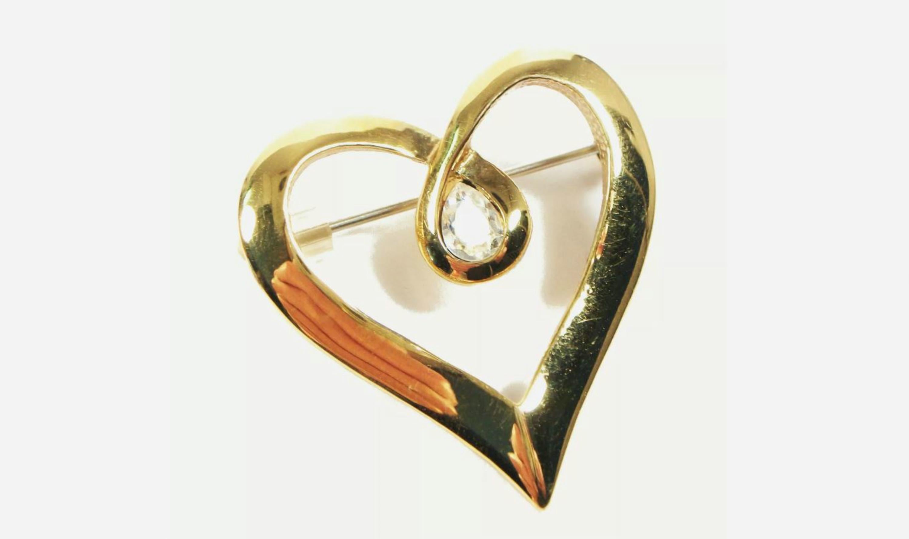 BUTLER - Vintage Gold Tone & Rhinestone Heart Brooch - Signed - Circa 1980's In Good Condition For Sale In Chatham, CA