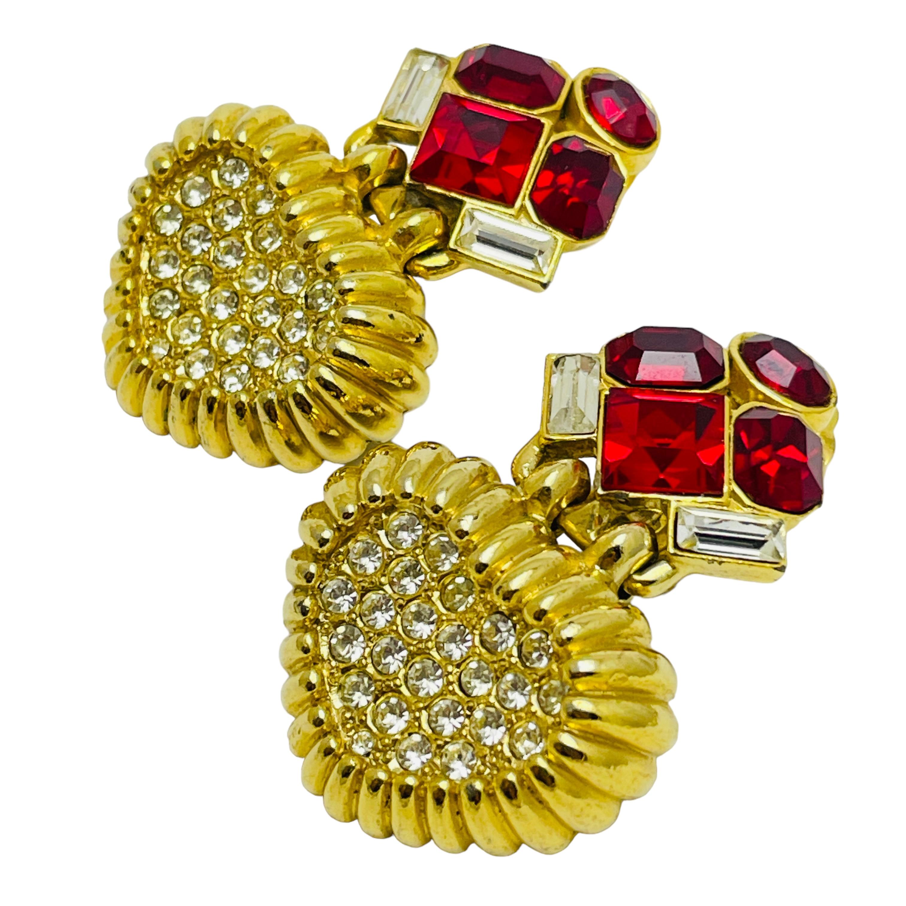 DETAILS

• signed B&W BUTLER WILSON

• gold tone with rhinestones

• vintage designer earrings

MEASUREMENTS  

• 

CONDITION

•  very good vintage condition with minimal signs of wear 

 Sku 43

❤️❤️  VINTAGE DESIGNER JEWELRY ❤️❤️

❤️❤️ 