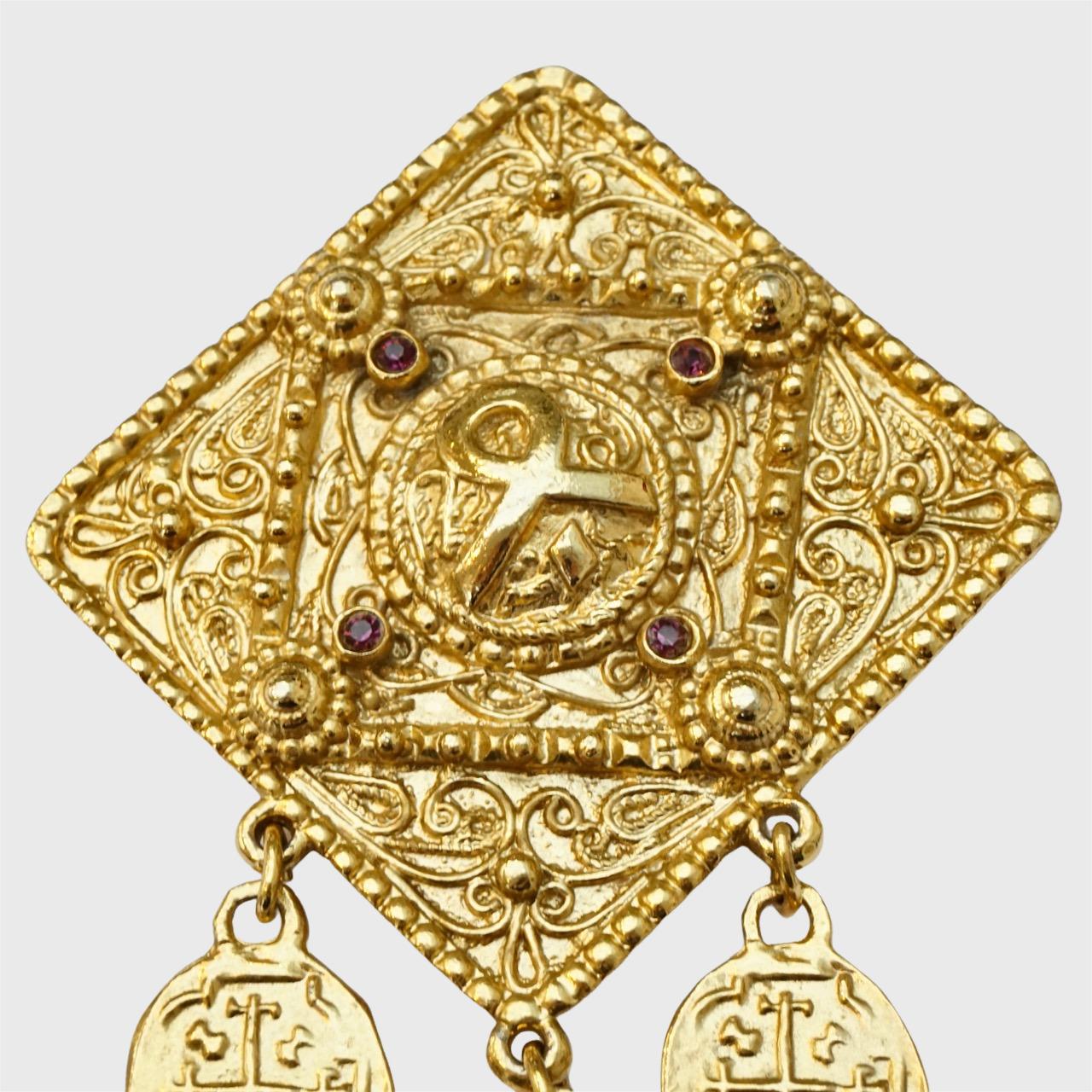 Fabuleuse broche Butler & Wilson plaquée or, de style néo-étrusque, avec des gouttes et des strass violets.

Le carré mesure environ 5,3 cm / 2 pouces, et la goutte la plus longue est de 6,5 cm / 2,5 pouces. La broche est en très bon état.

Cette