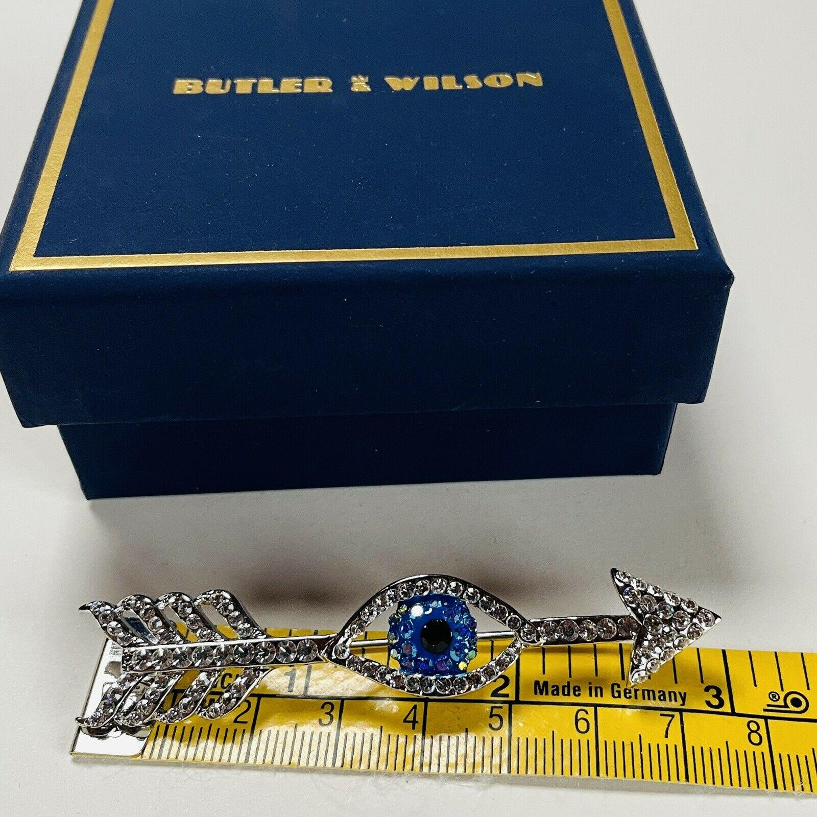 Taille ronde Butler & Wilson, broche oeil et flèche en cristal signée dans sa boîte d'origine en vente