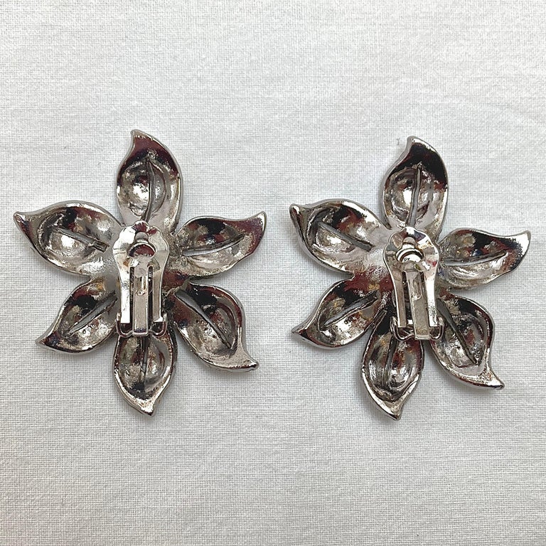Fabulous vintage Butler and Wilson silver tone and clear crystal flower design earrings. These are large clip on earrings, measuring diameter 4.4cm / 1.73 inches.

This is a beautiful pair of glamorous crystal statement earrings, by London designers