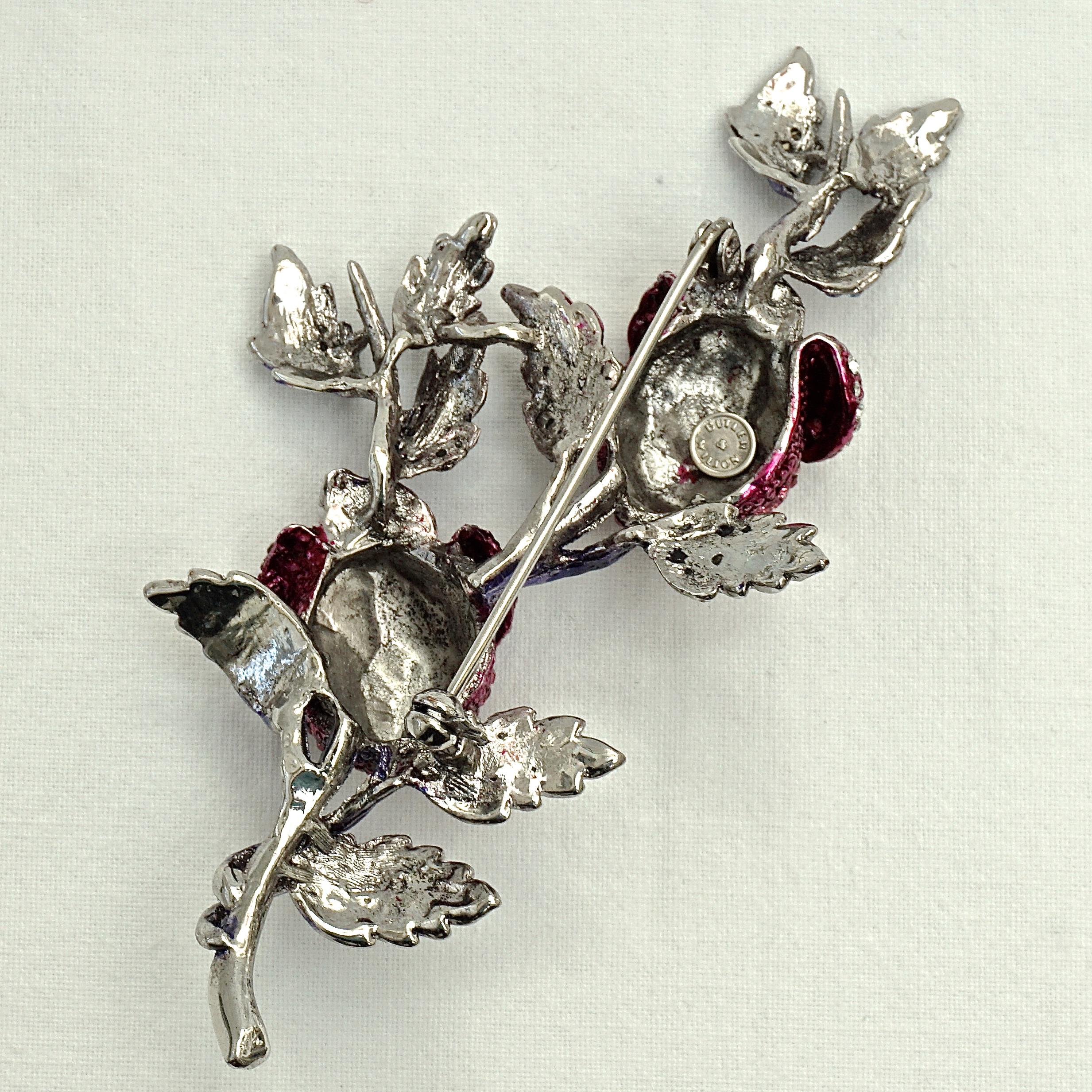 Butler & Wilson Broche bouton de rose de couleur argent avec cristaux transparents, roses et bleus  Unisexe en vente