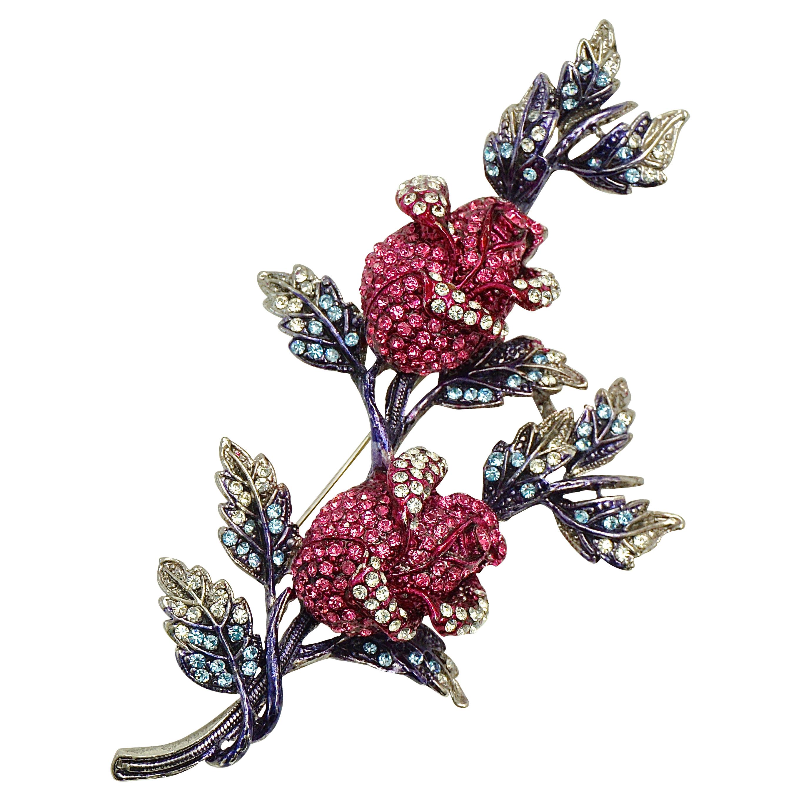 Butler & Wilson Broche bouton de rose de couleur argent avec cristaux transparents, roses et bleus  en vente