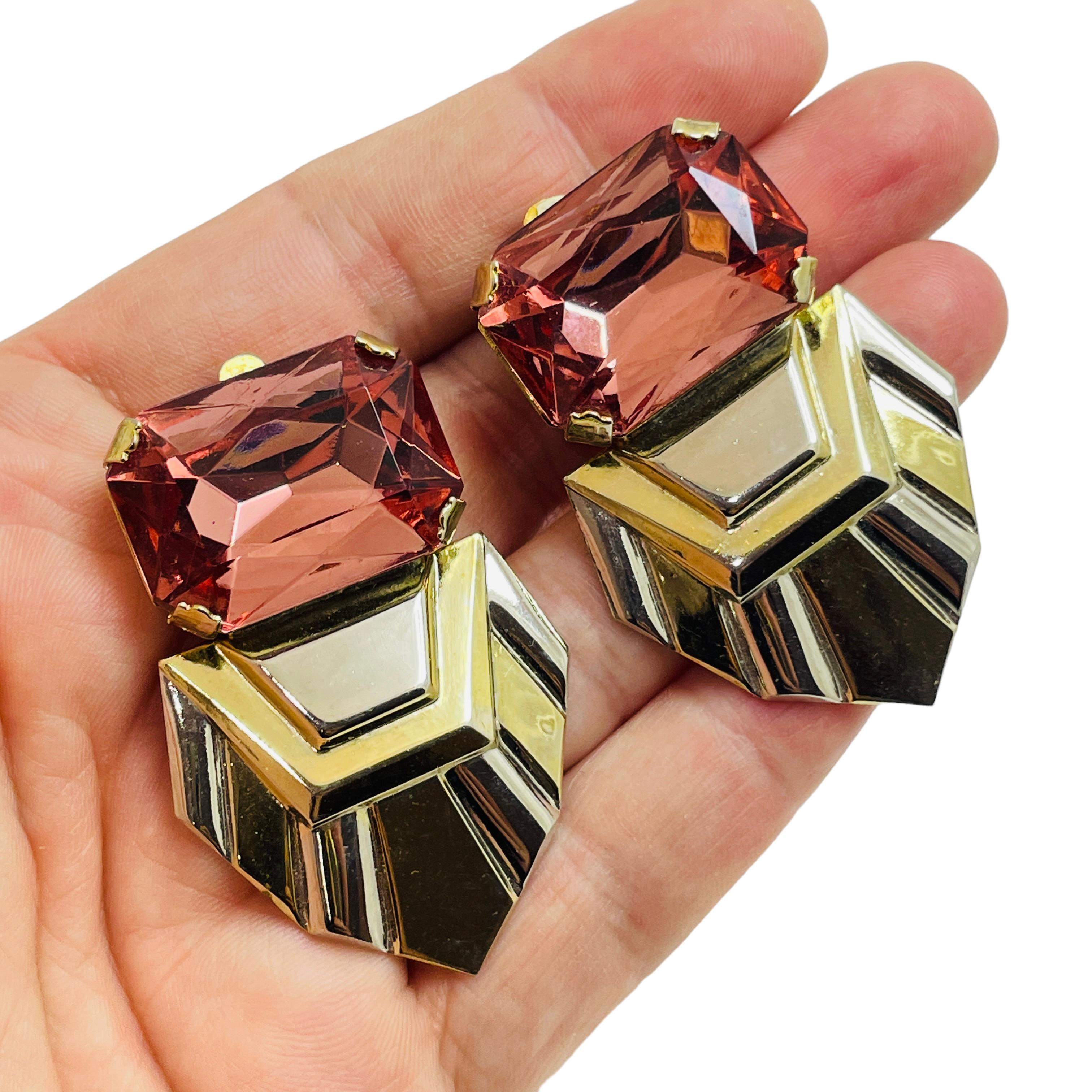 DETAILS

• signed B&W BUTLER WILSON

• gold tone with pink glass

• vintage designer runway earrings

MEASUREMENTS

• 

CONDITION

• excellent vintage condition with minimal signs of wear

❤️❤️ VINTAGE DESIGNER JEWELRY ❤️❤️
❤️❤️ ALEXANDER'S BOUTIQUE