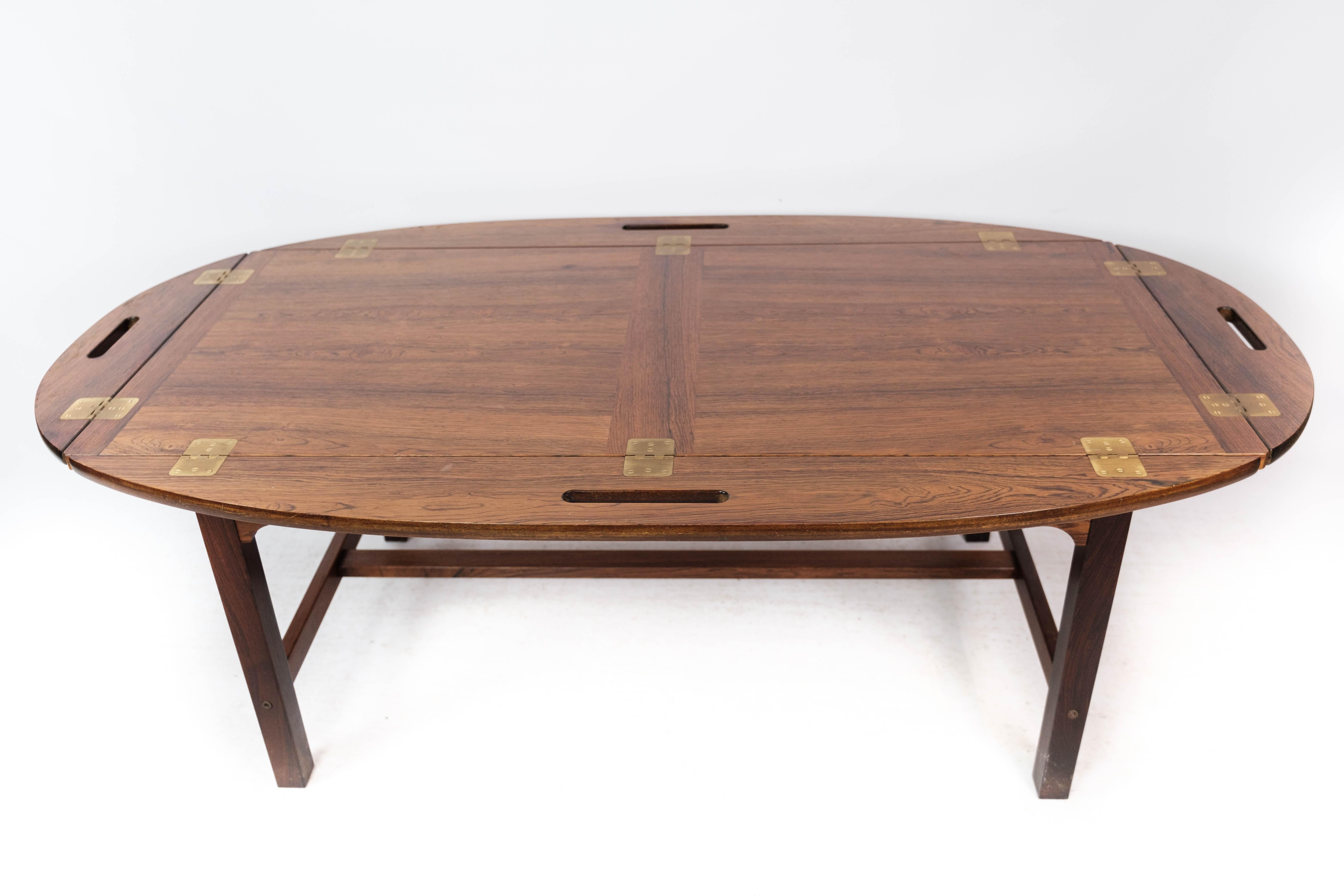 
The butler's tray crafted from rosewood and boasting Danish design from the 1960s is a testament to both functionality and elegance. Characterized by its sleek lines, rich hues, and minimalist aesthetic, this piece embodies the essence of