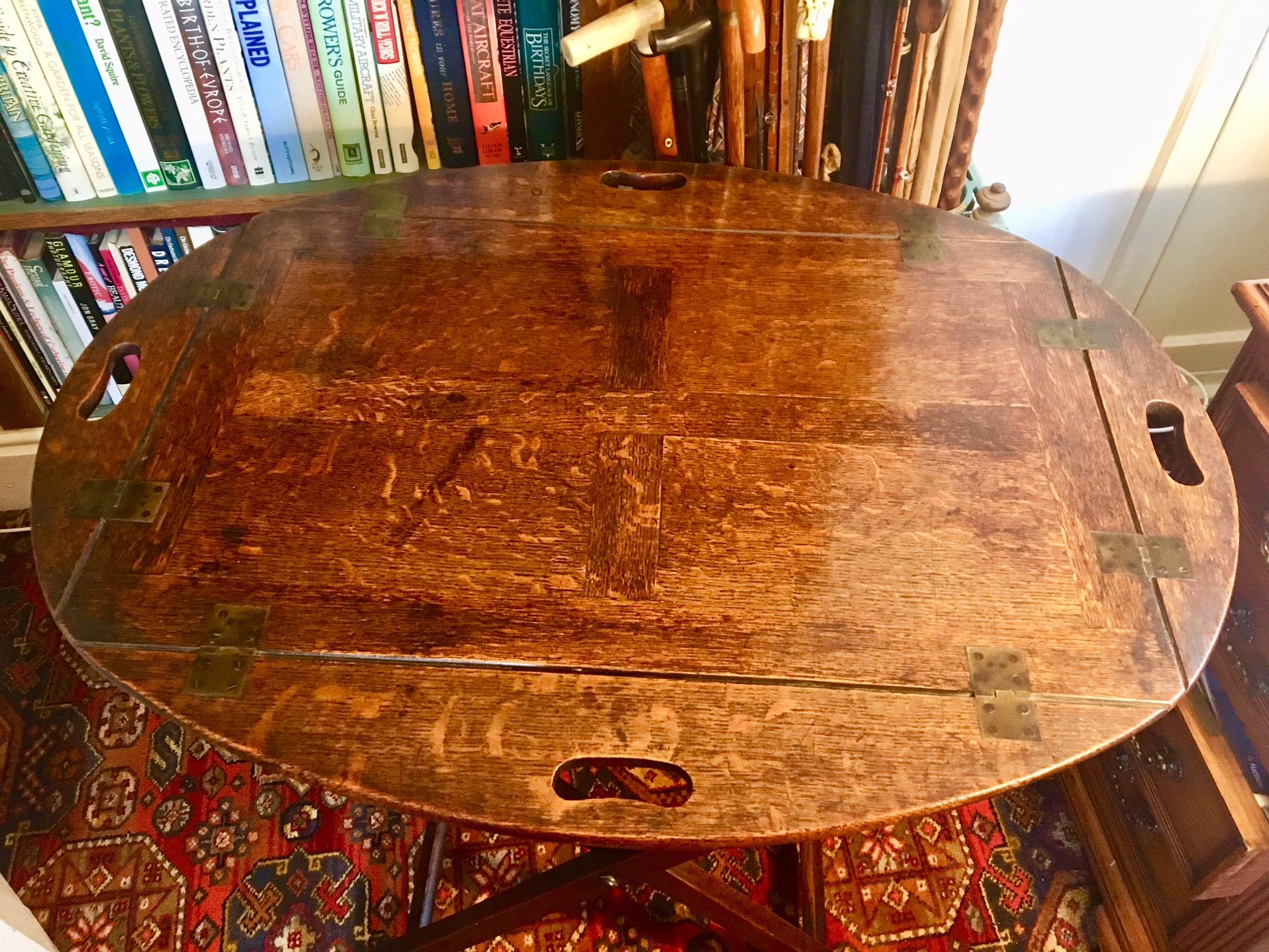Fine quality Georgian butlers tray on original stand in oak, English, circa 1800.
This oak folding butlers tray is in superb condition and retains
a mellow patina. Well looked after, it is free of any damage or repairs. The stand has at some
time