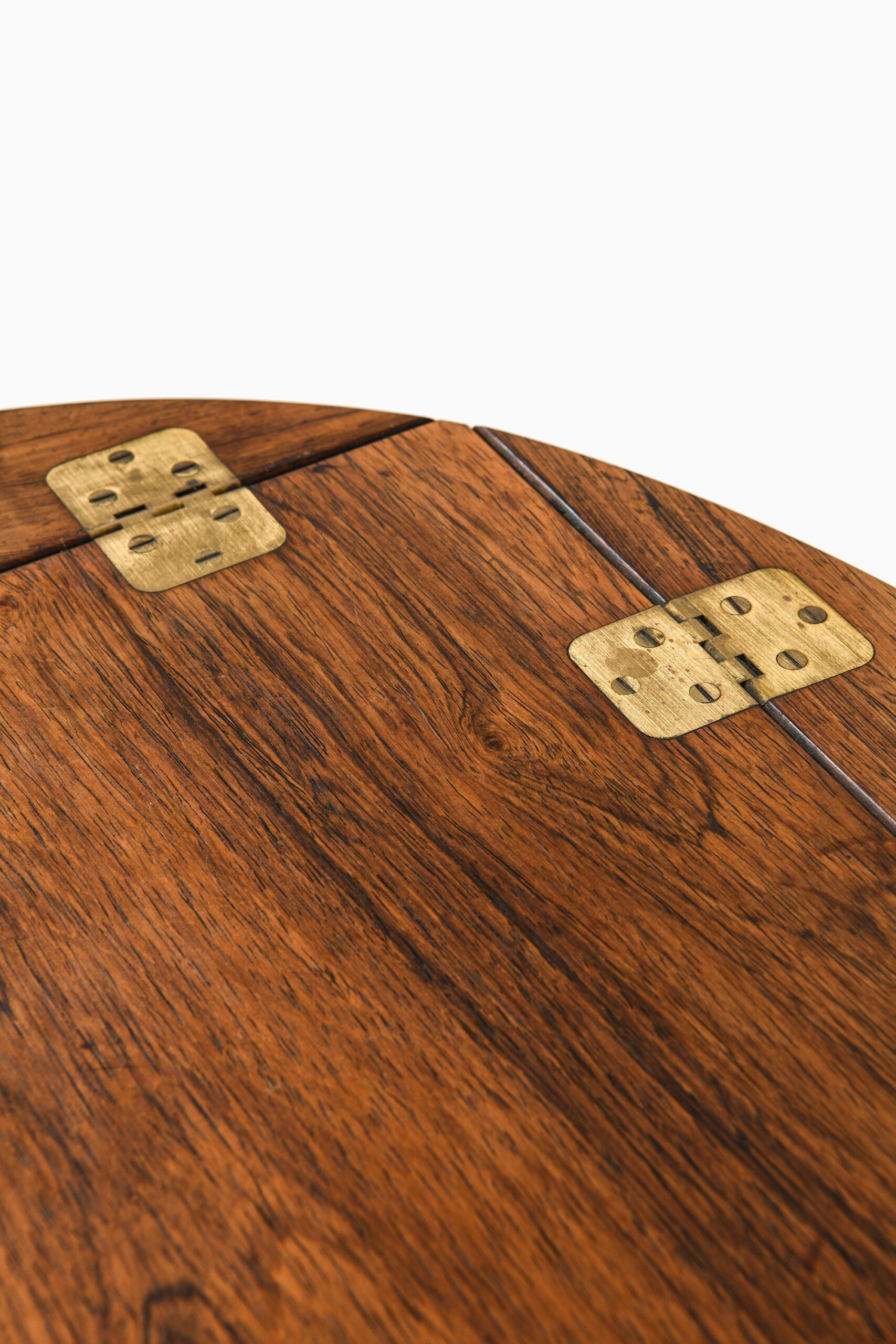 Danois Table à plateau de majordome en palissandre et laiton par Svend Langkilde, années 1950 en vente