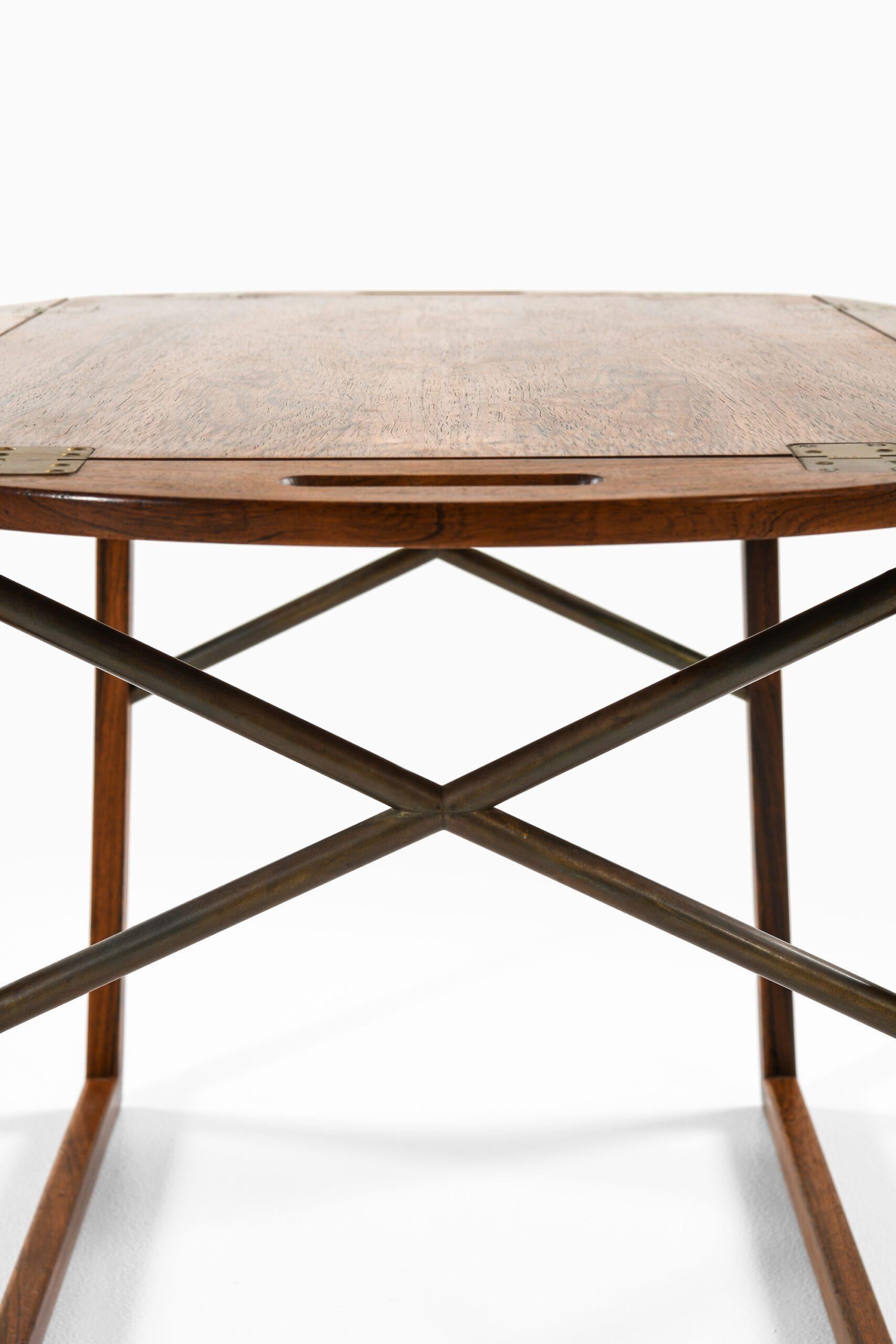 Laiton Table à plateau de majordome en palissandre et laiton par Svend Langkilde, années 1950 en vente