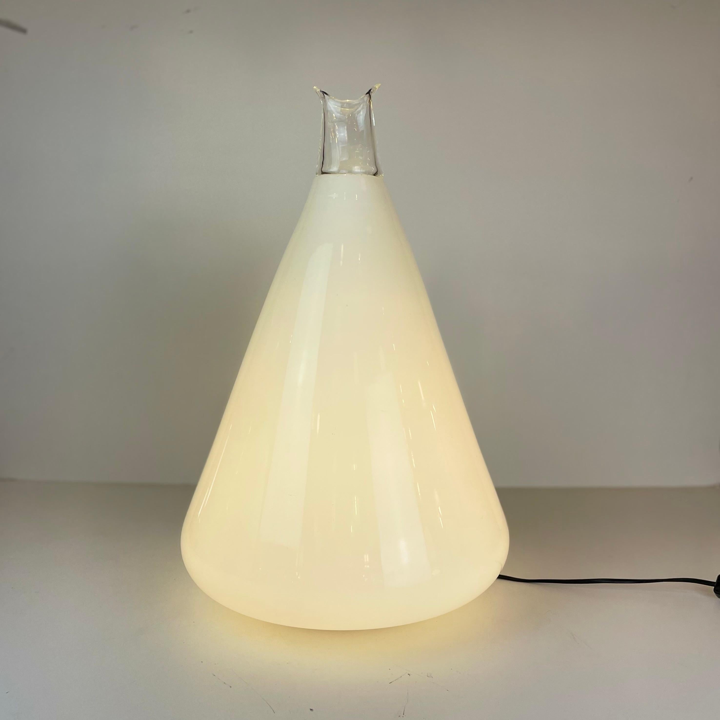 Lampe de table italienne nommée Buto, réalisée en verre de Murano blanc et transparent sur une base en métal laqué blanc, conçue par Noti Massari pour Leucos dans les années 1970.
-
Lampe de table italienne nommée Buto, réalisée en verre de Murano