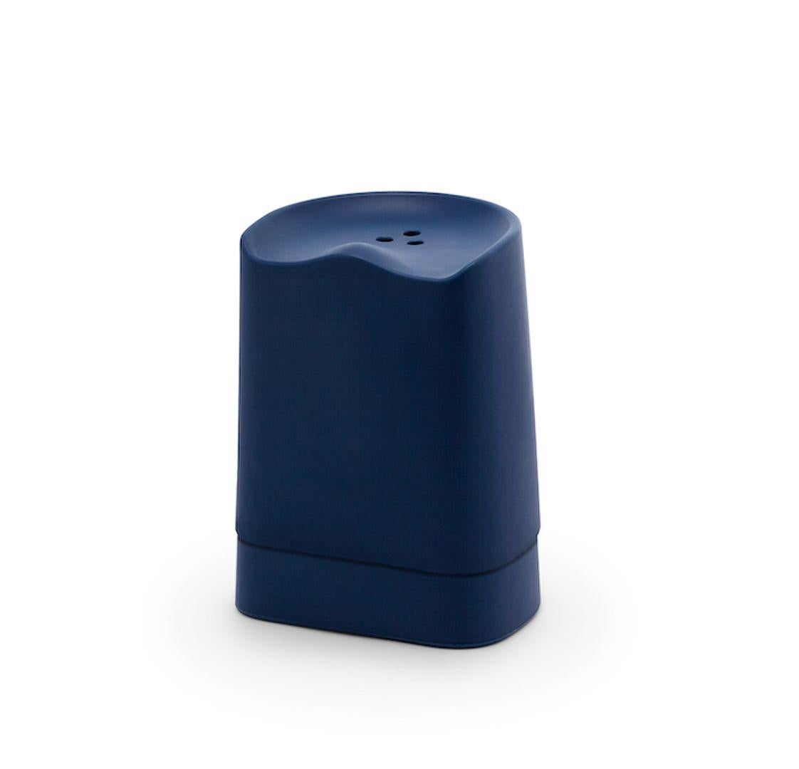 Butt es un taburete vibrante y versátil que puede utilizarse tanto en interiores como en exteriores gracias a su plástico estable a los rayos UV, desarrollado originalmente para uso marino. 

EL DISEÑADOR
Estd by Established & Sons es la colección