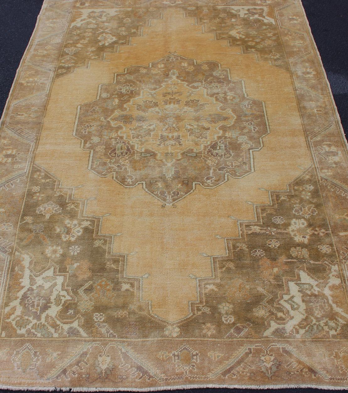 Butter, Yellow Green and Taupe Turkish Oushak Vintage Rug with Central Medallion For Sale 5