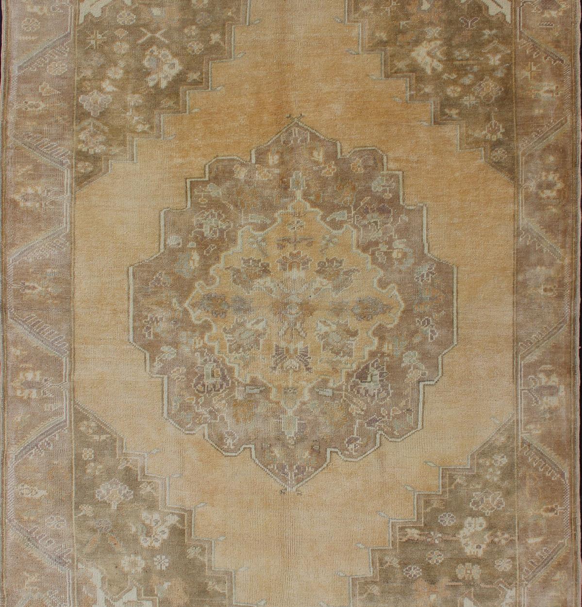 Taupe, buttery and light brown Turkish Oushak vintage rug with floral central medallion, rug en-3925, country of origin / type: Turkey / Oushak, circa mid-20th century.

This vintage Turkish Oushak rug (circa mid-20th century) features a unique